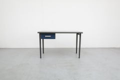 Petit bureau industriel néerlandais « 3353 » en métal émaillé par Gispen, 1965
