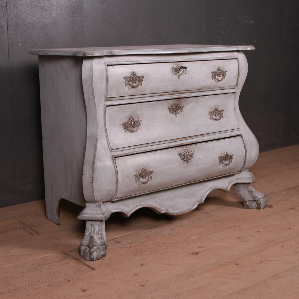 Small 19th C three drawer Dutch oak commode. 1880.

  


Dimensions
40 inches (102 cms) wide
21 inches (53 cms) deep
30 inches (76 cms) high.