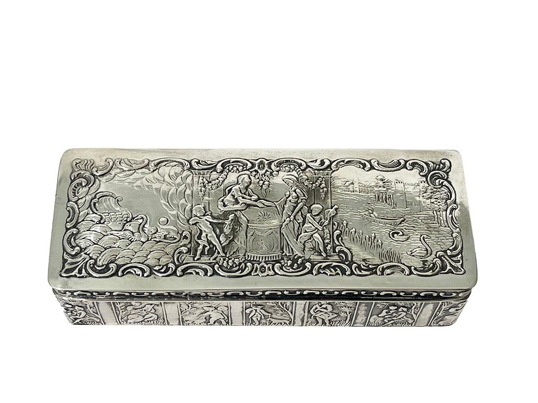 Caja de plata holandesa , Schoonhoven 1920

Una caja de plata holandesa de 835/1000 de pureza, completamente de plata holandesa con matasellos. Con león y letra del año. El 