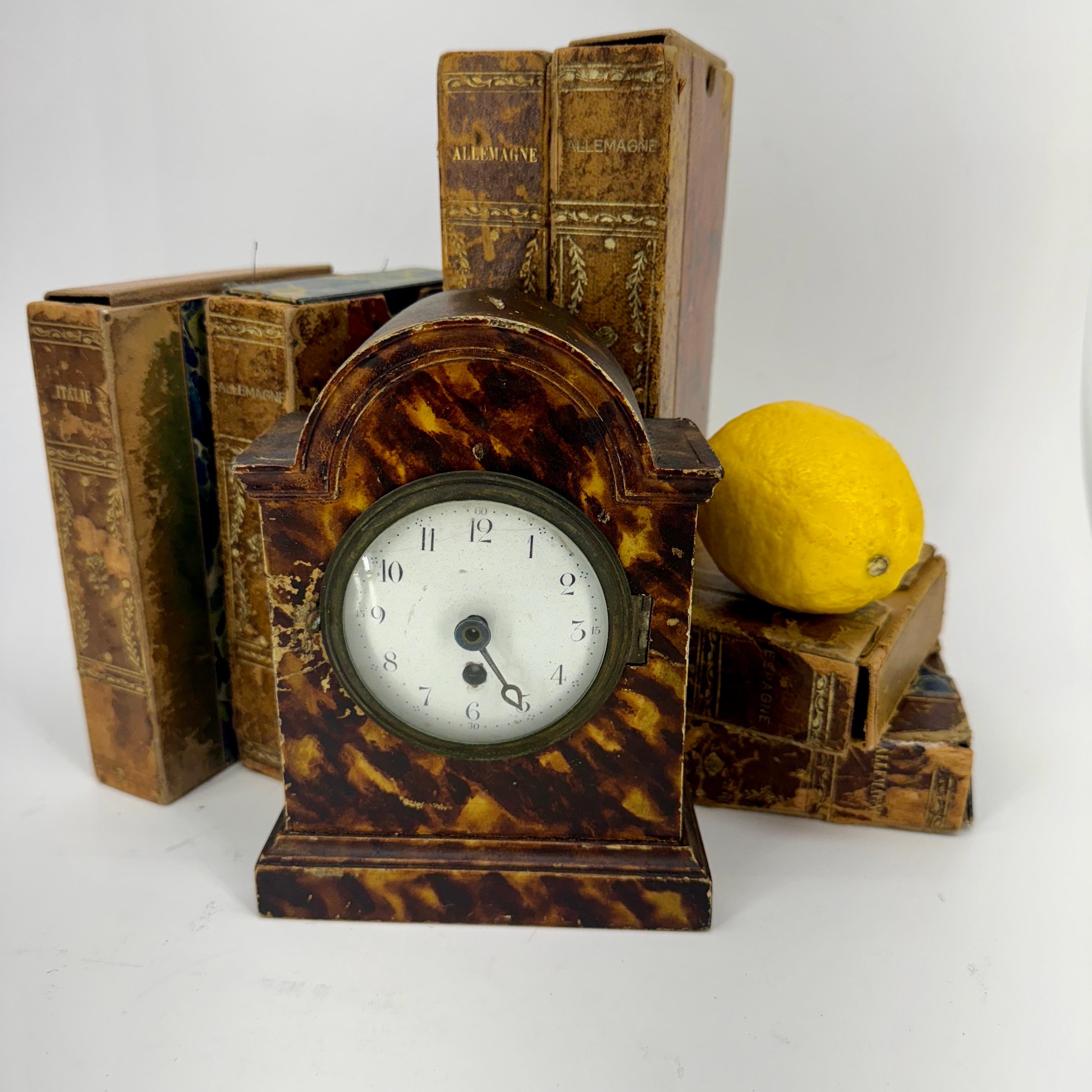 Horloge de table décorative en fausse écaille de tortue, début 1900, France.
 
Charmante petite horloge de table avec cadran en émail blanc provenant de France. Telle qu'elle a été trouvée, cette horloge, avec tout son caractère, serait une