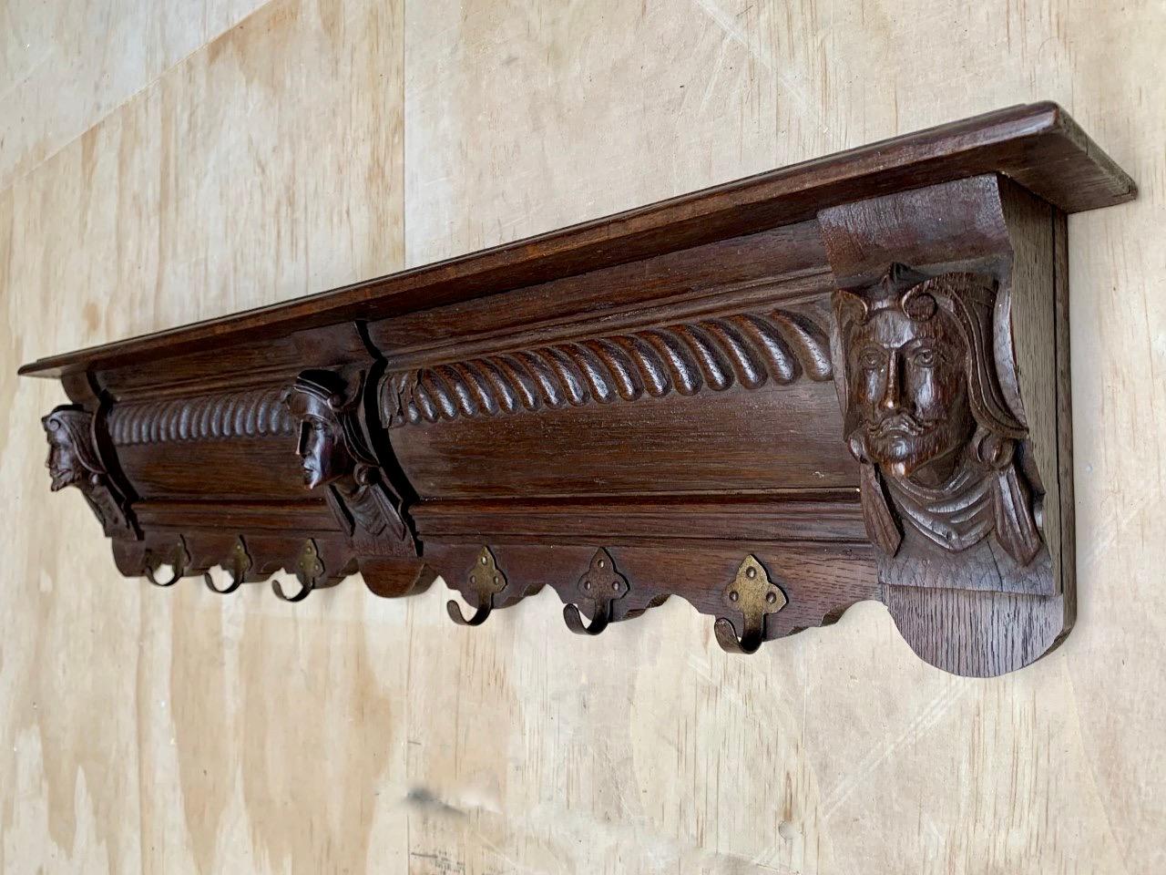 Small Early 1900s Renaissance Revival Wall Coat Rack with Carved Mask Sculptures In Good Condition For Sale In Lisse, NL