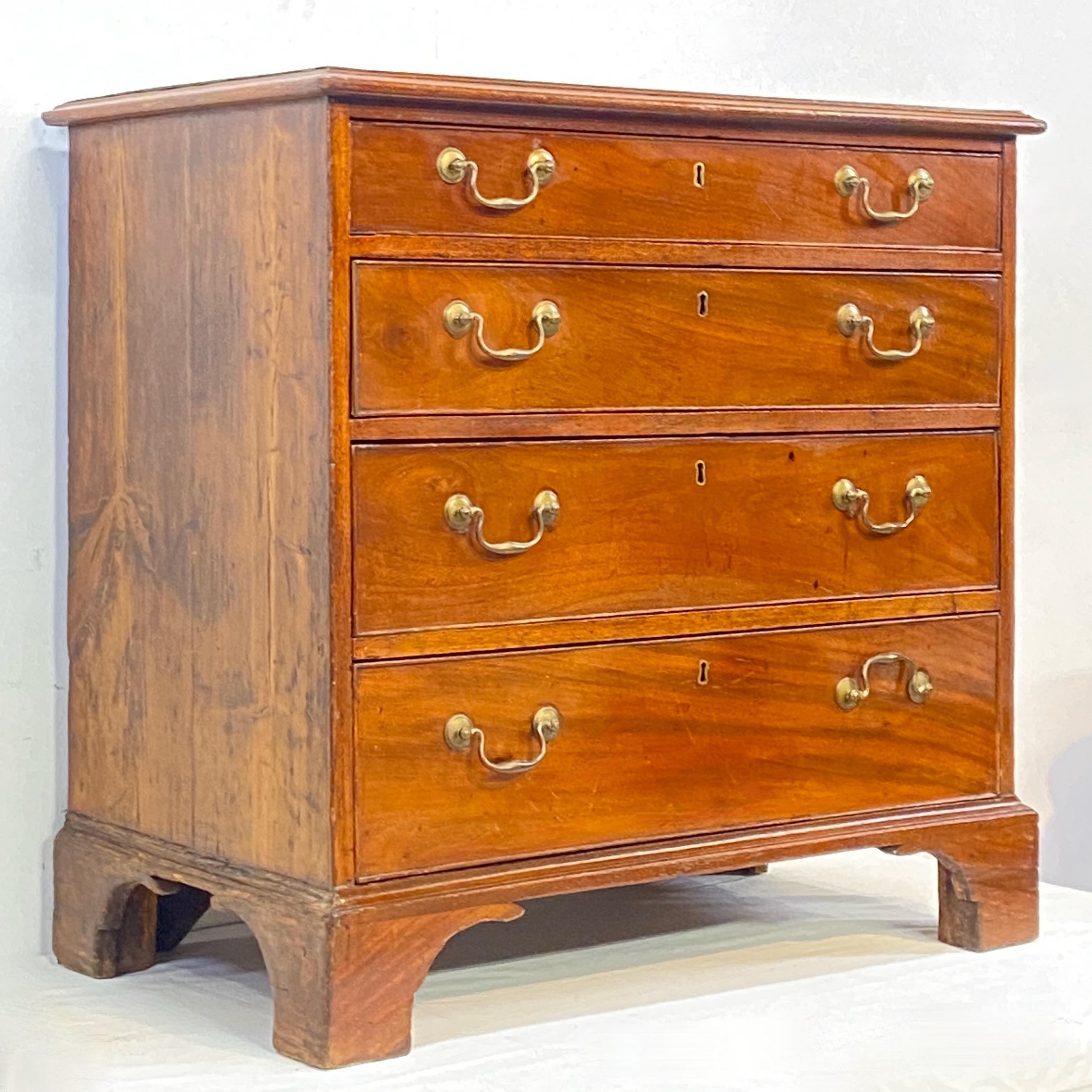 Small Early 19th Century American Mahogany Chest of Drawers In Good Condition In San Francisco, CA