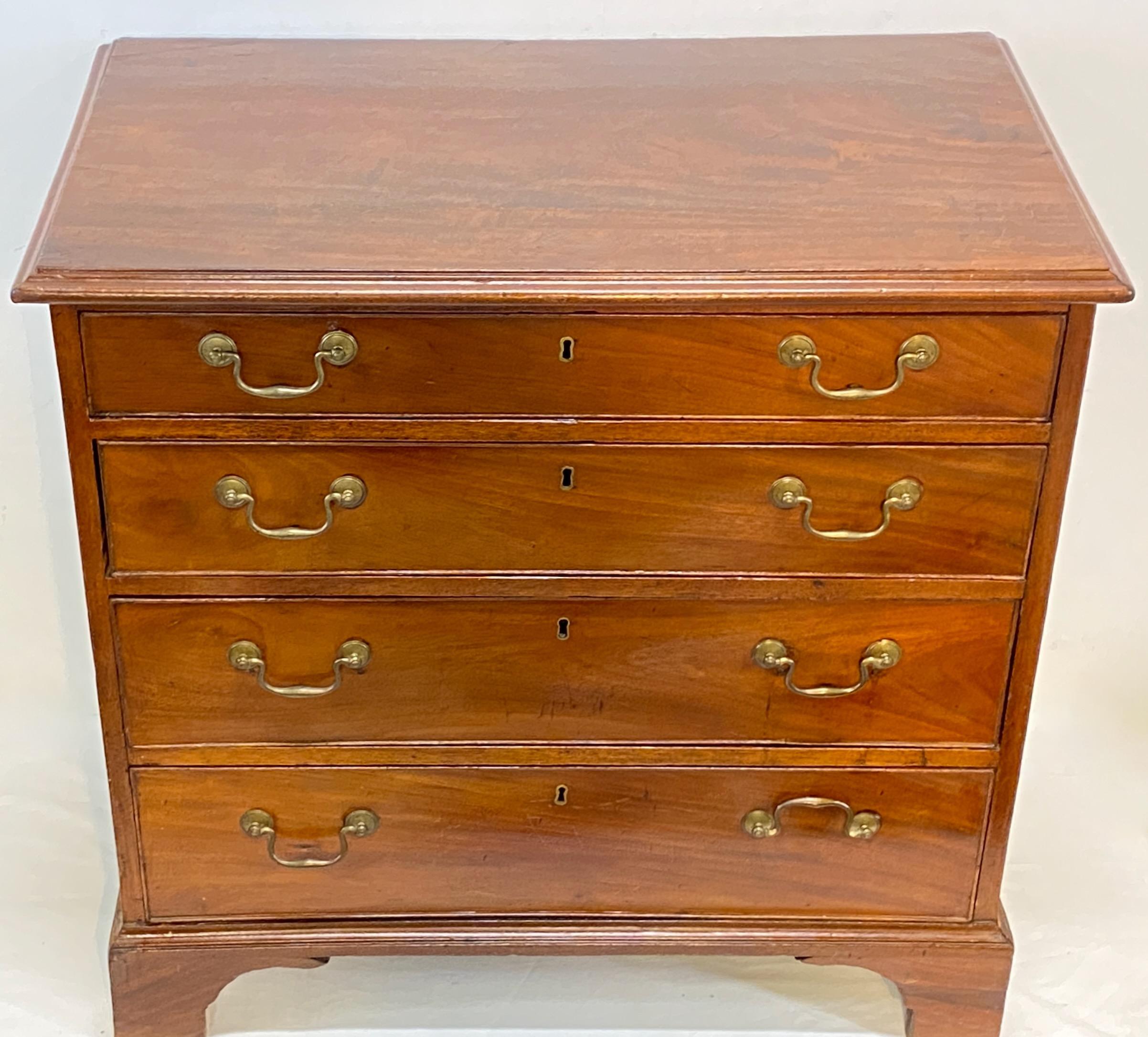 Small Early 19th Century American Mahogany Chest of Drawers 1