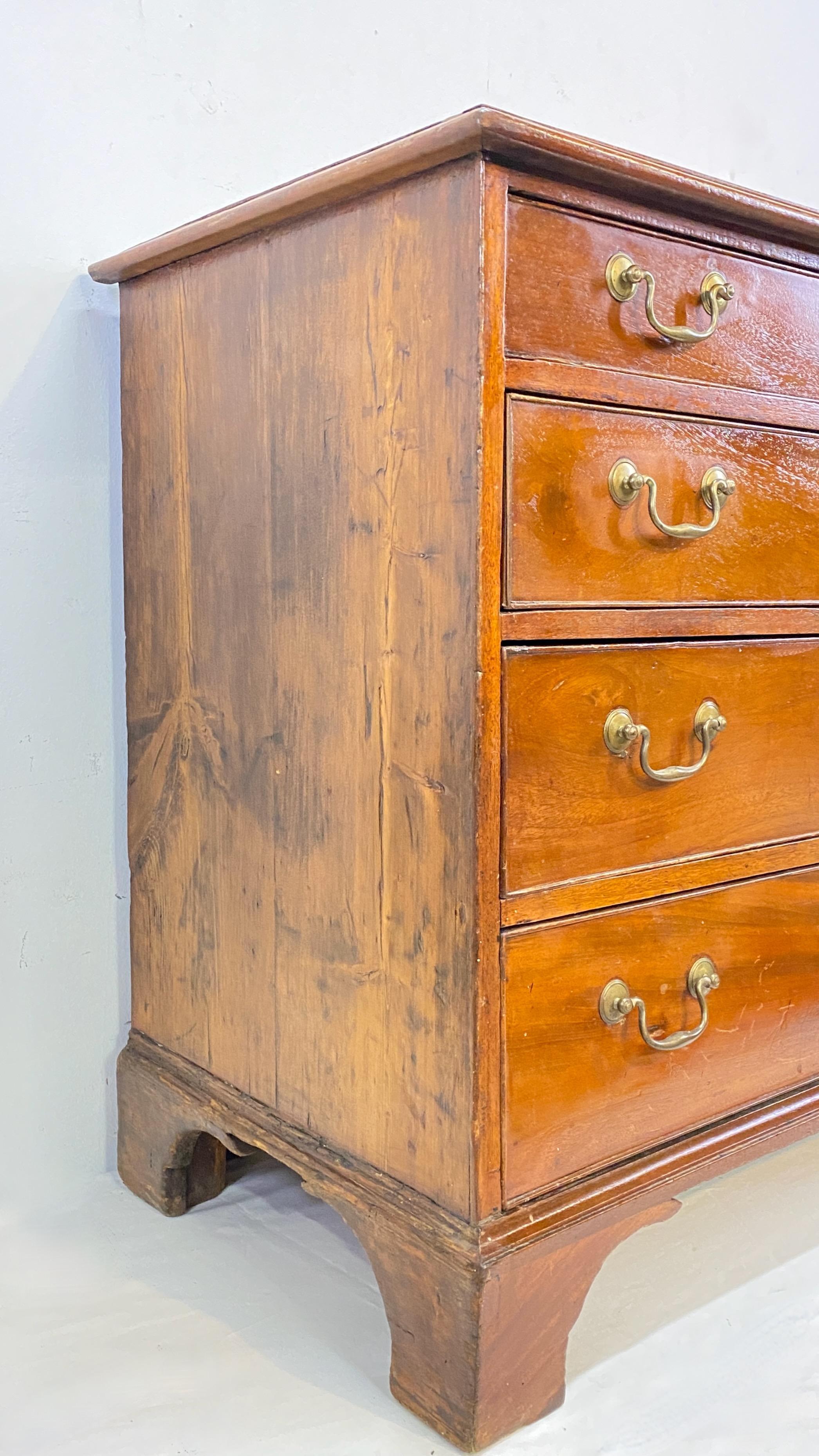 Small Early 19th Century American Mahogany Chest of Drawers 3