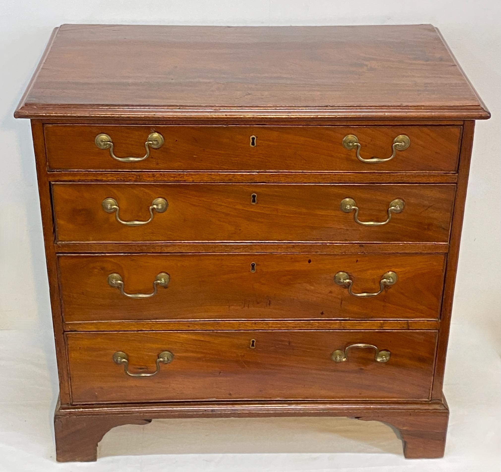 Small Early 19th Century American Mahogany Chest of Drawers 4