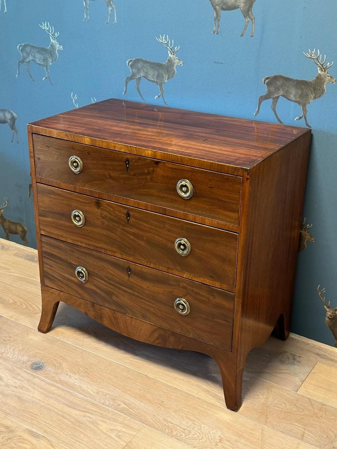 Beautiful small antique mahogany chest of drawers in very good condition. The chest of drawers has a beautiful warm color and pattern of mahogany. The small size makes it extra beautiful and practical.
Origin: England
Period: Approx. 1800
Size: