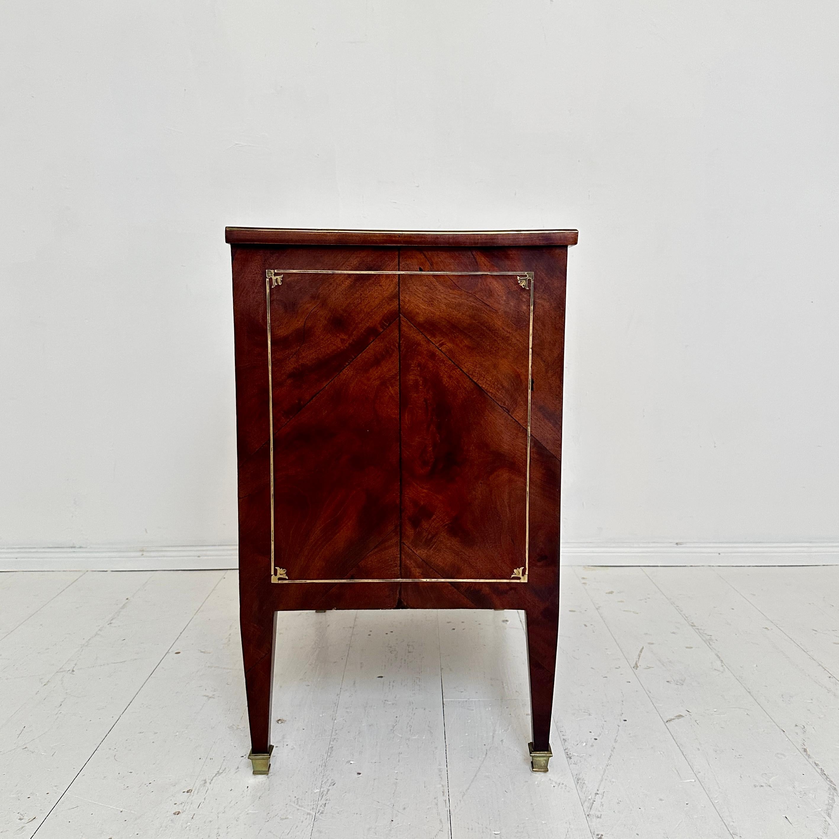Piccola commode Impero del primo Ottocento con 3 cassetti e gambe affusolate, 1810 in vendita 3