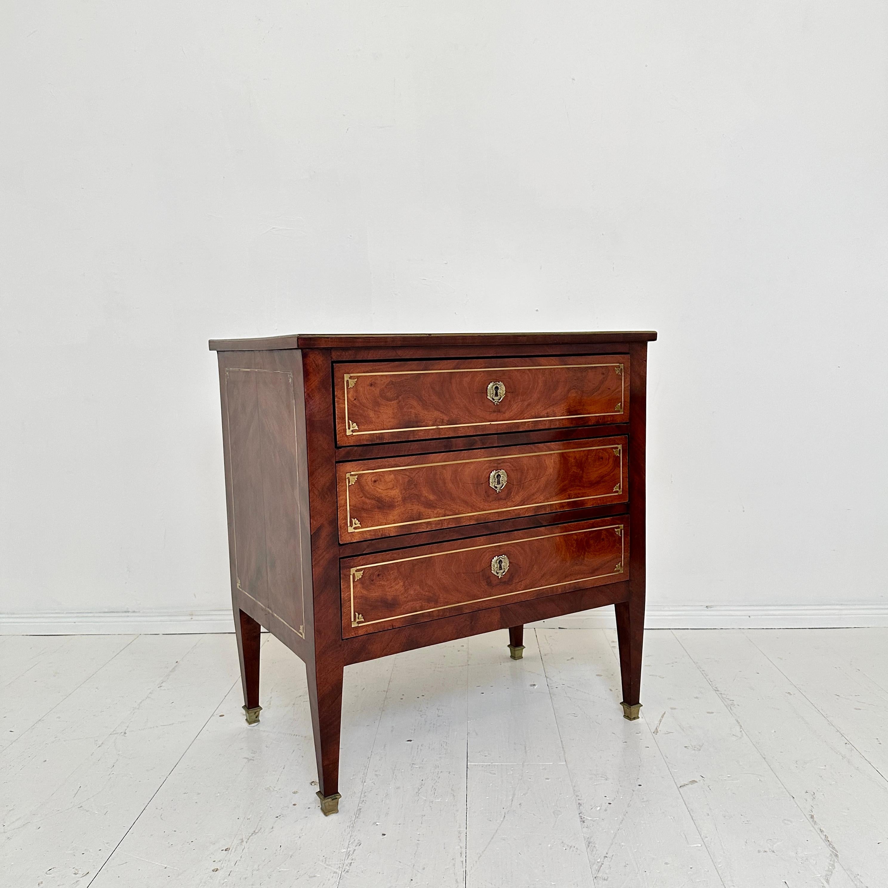 Piccola commode Impero del primo Ottocento con 3 cassetti e gambe affusolate, 1810 in vendita 4