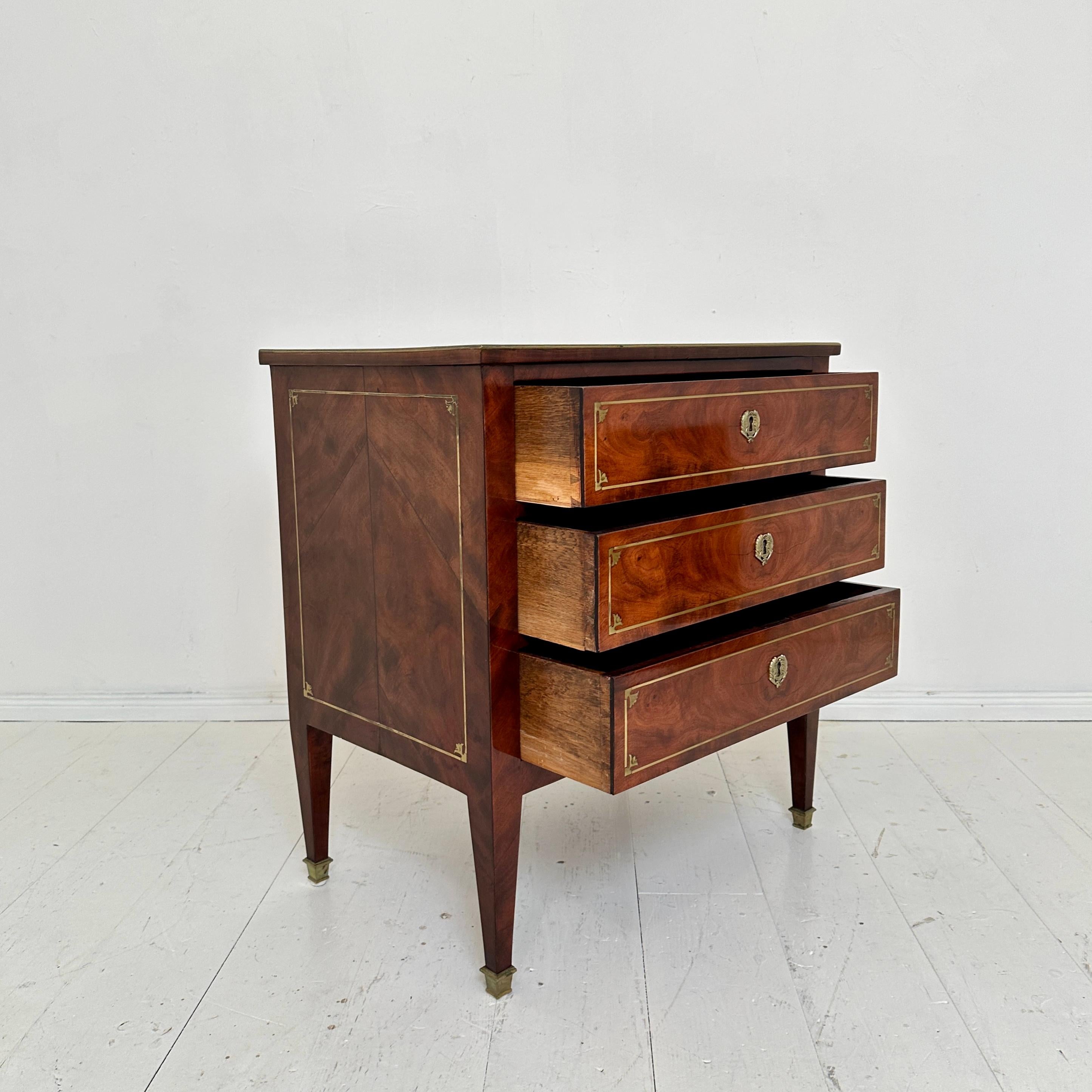 Piccola commode Impero del primo Ottocento con 3 cassetti e gambe affusolate, 1810 in vendita 5
