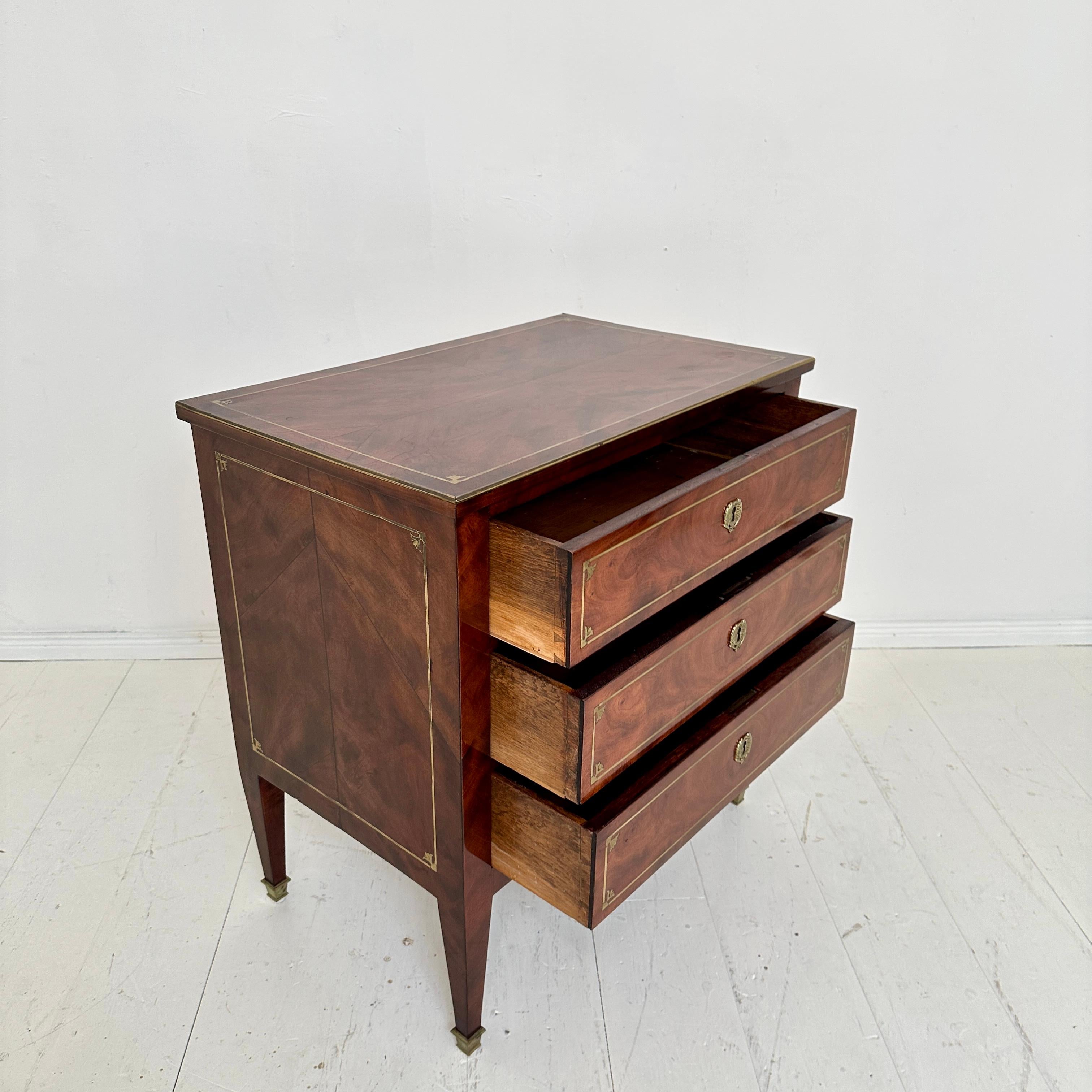 Piccola commode Impero del primo Ottocento con 3 cassetti e gambe affusolate, 1810 in vendita 6