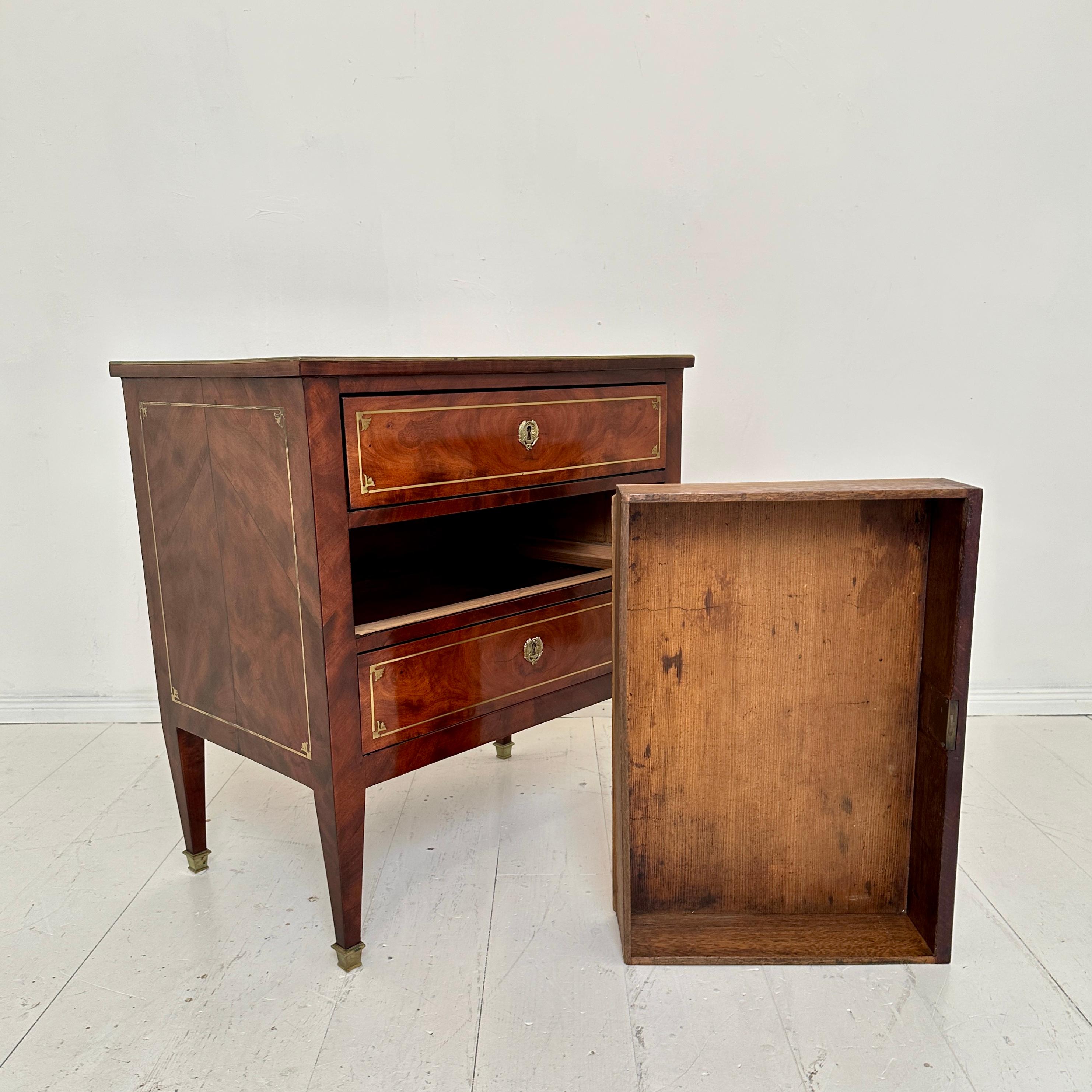 Piccola commode Impero del primo Ottocento con 3 cassetti e gambe affusolate, 1810 in vendita 7