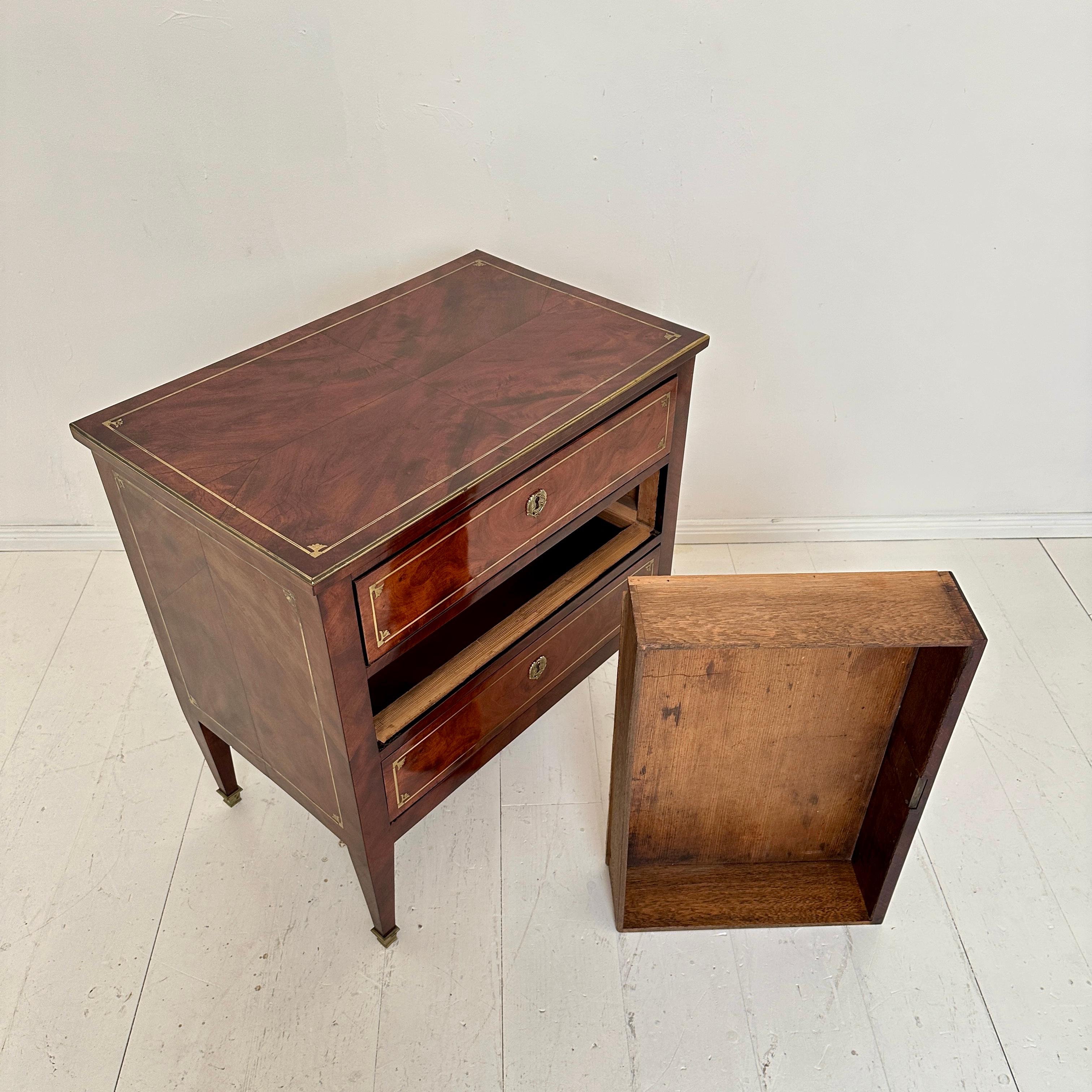 Piccola commode Impero del primo Ottocento con 3 cassetti e gambe affusolate, 1810 in vendita 8