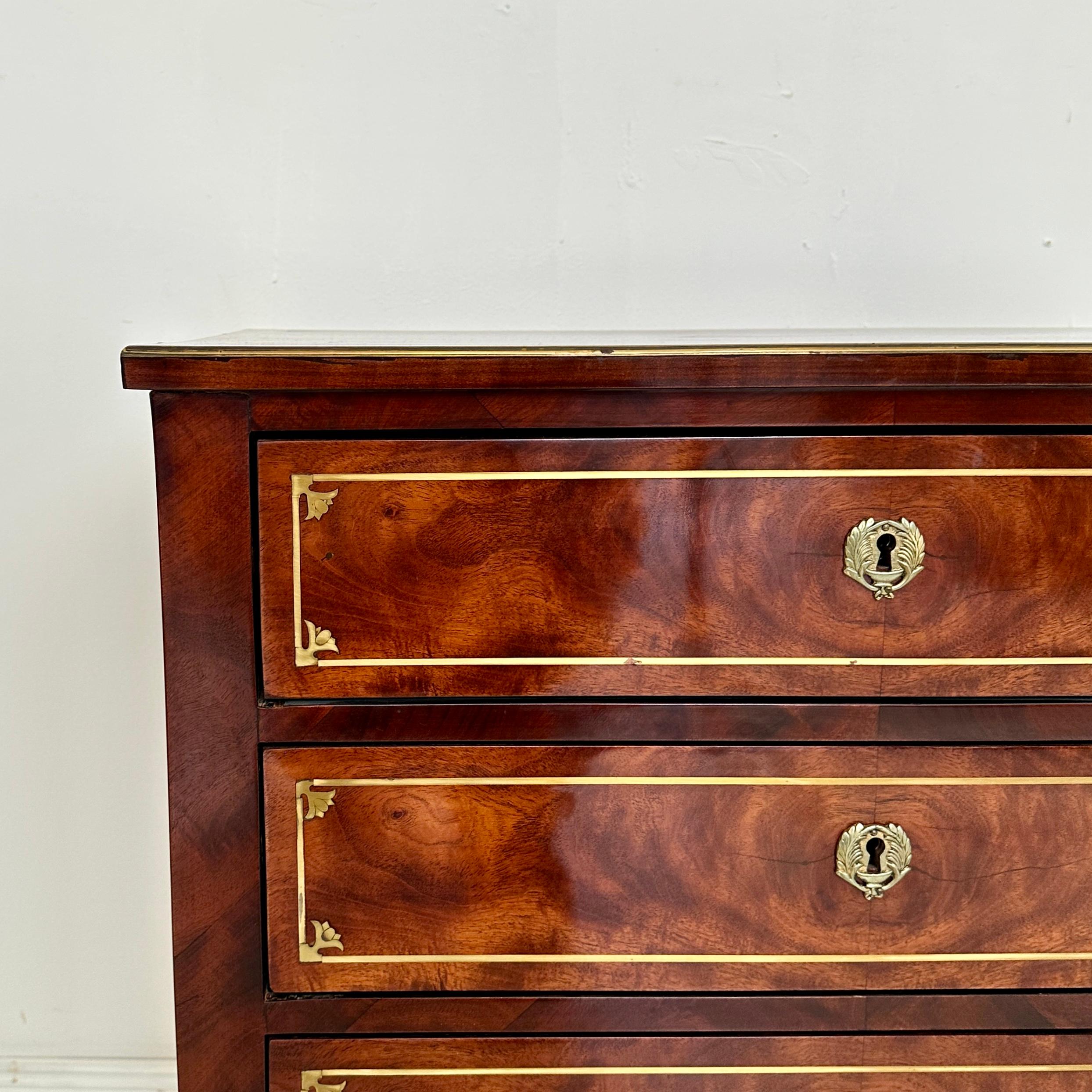 Piccola commode Impero del primo Ottocento con 3 cassetti e gambe affusolate, 1810 in vendita 9