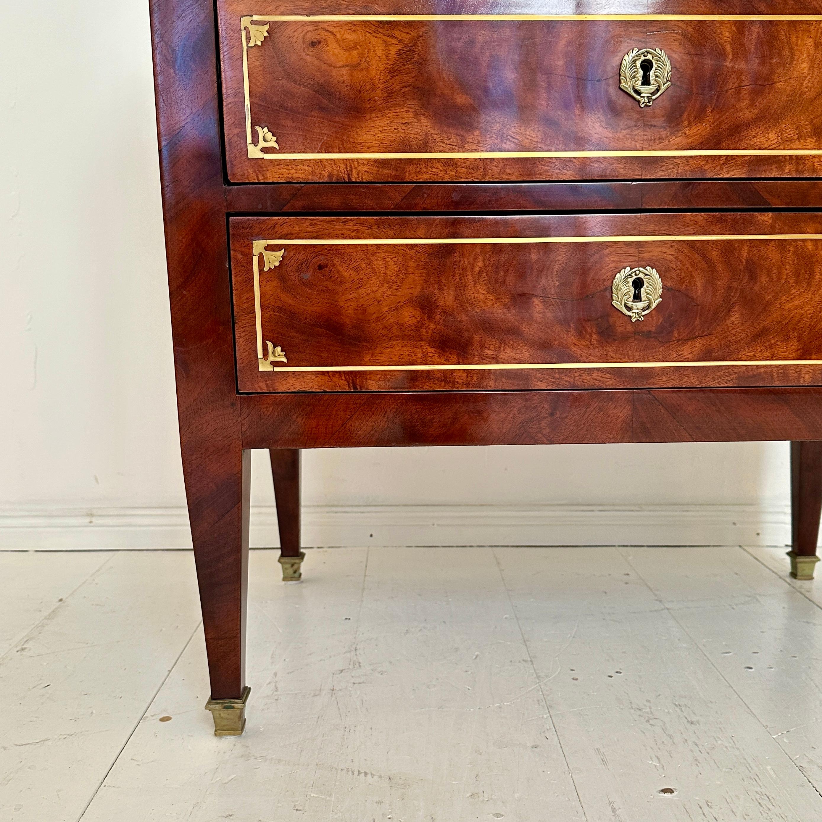 Piccola commode Impero del primo Ottocento con 3 cassetti e gambe affusolate, 1810 in vendita 10