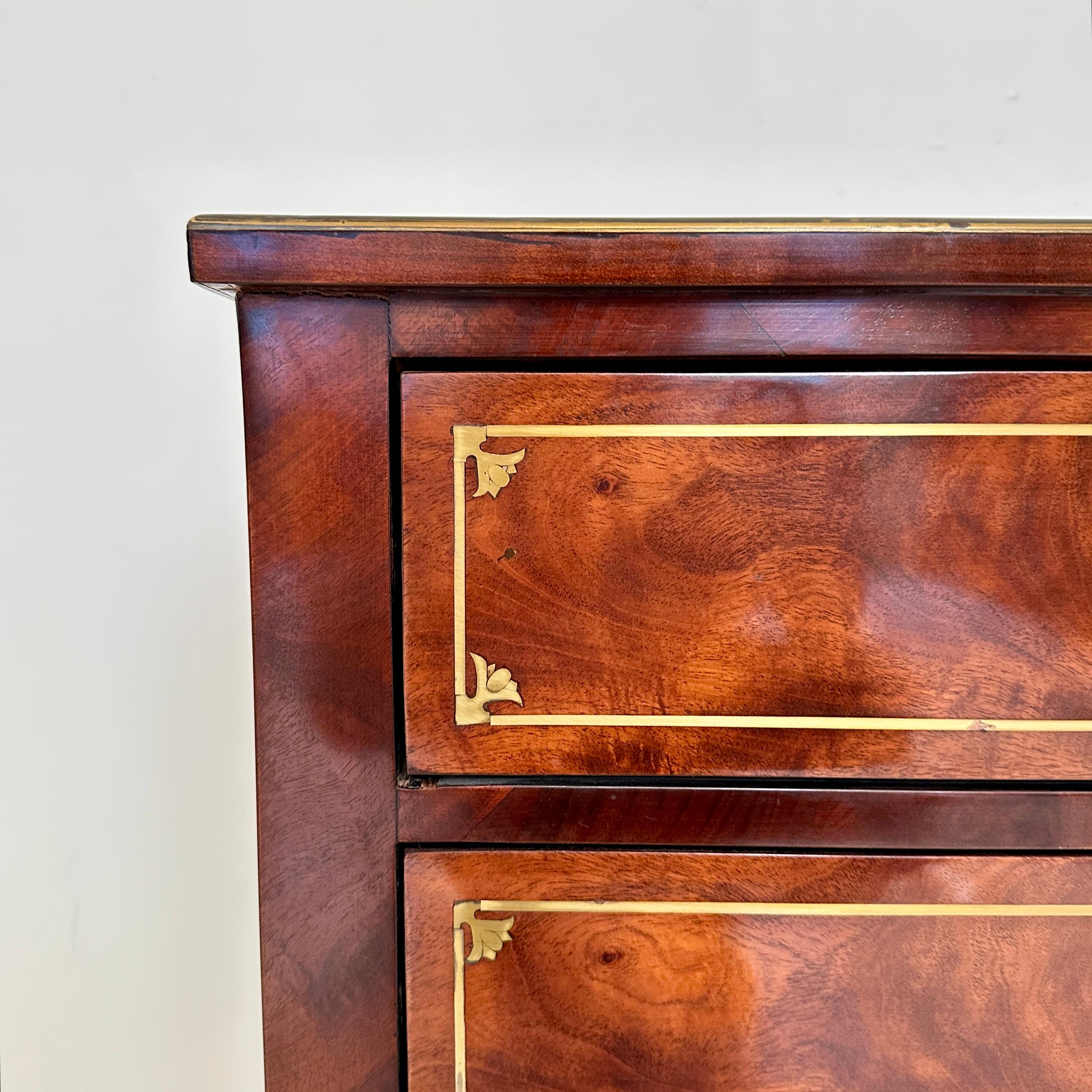 Piccola commode Impero del primo Ottocento con 3 cassetti e gambe affusolate, 1810 in vendita 12