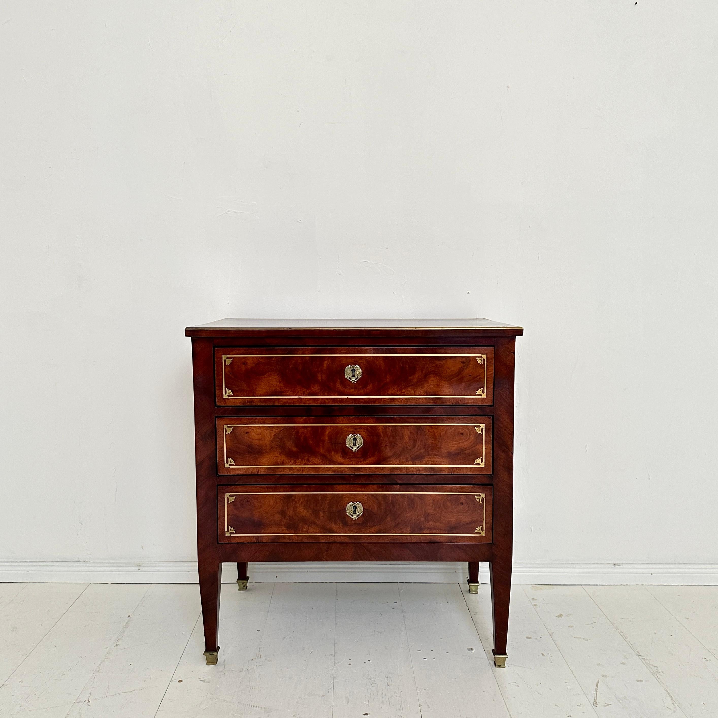 Stile impero Piccola commode Impero del primo Ottocento con 3 cassetti e gambe affusolate, 1810 in vendita
