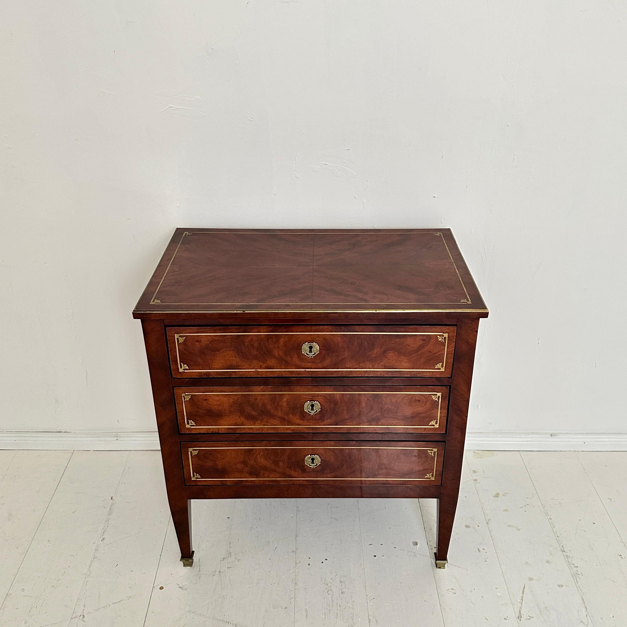 Tedesco Piccola commode Impero del primo Ottocento con 3 cassetti e gambe affusolate, 1810 in vendita