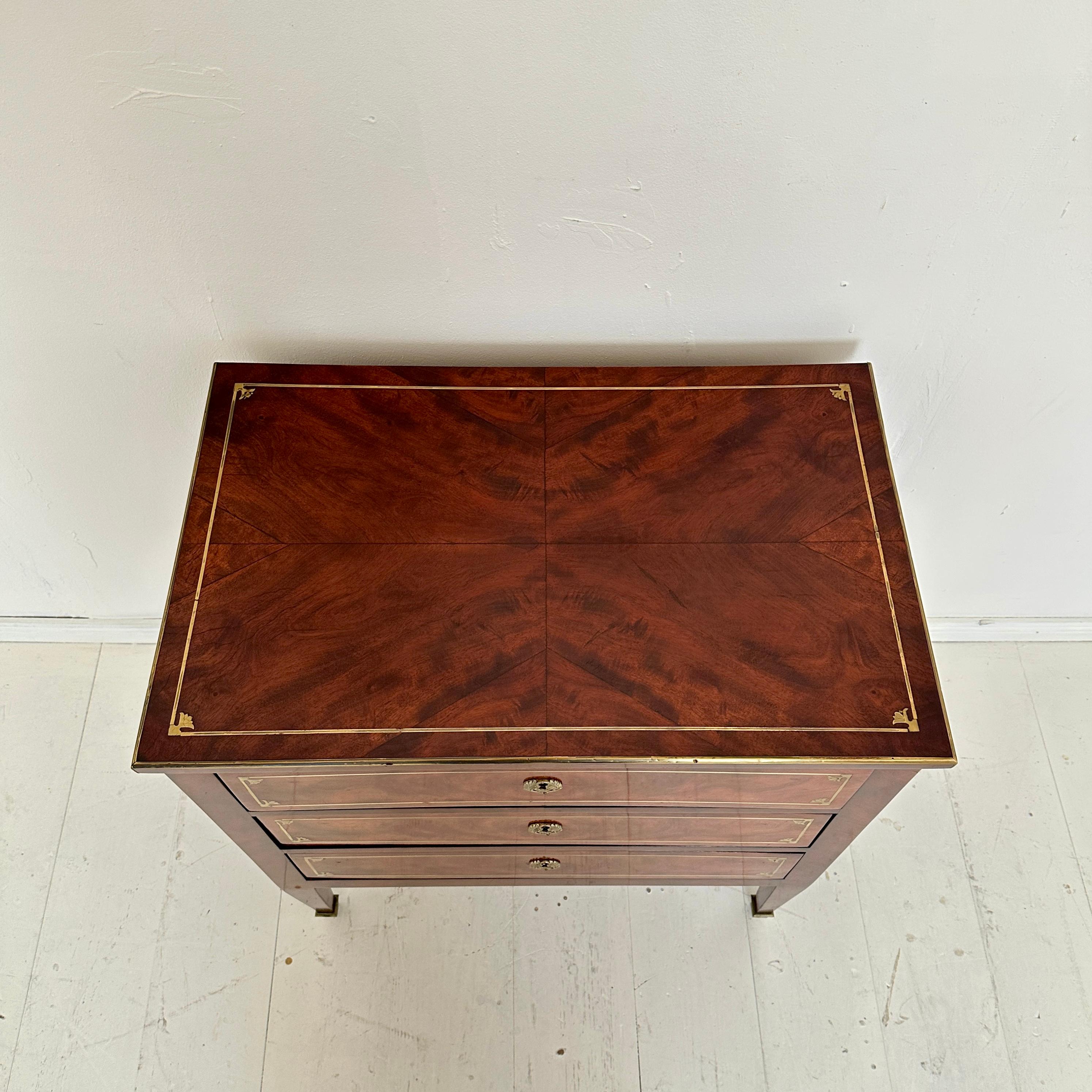 Piccola commode Impero del primo Ottocento con 3 cassetti e gambe affusolate, 1810 In condizioni buone in vendita a Berlin, DE