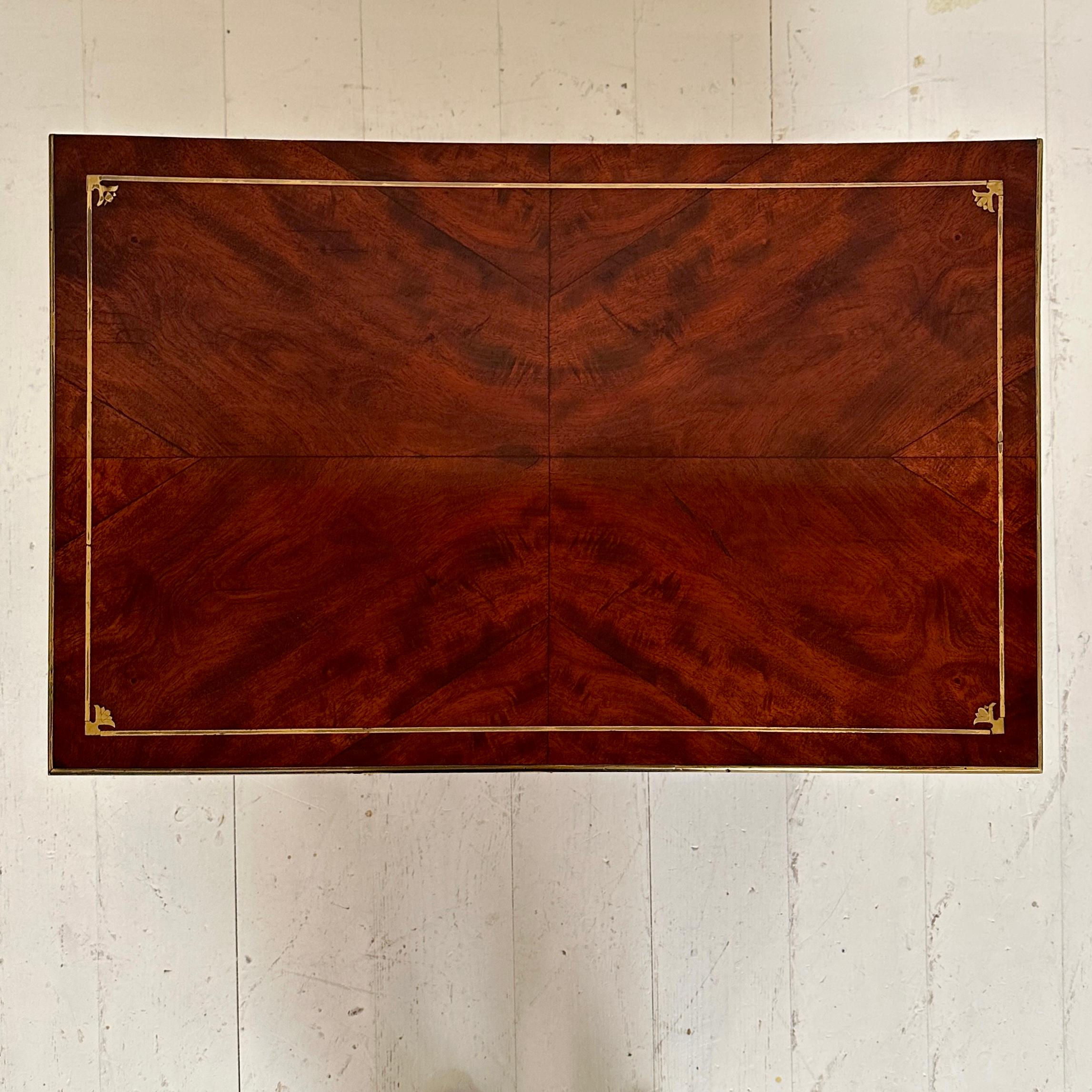 Inizio XIX secolo Piccola commode Impero del primo Ottocento con 3 cassetti e gambe affusolate, 1810 in vendita