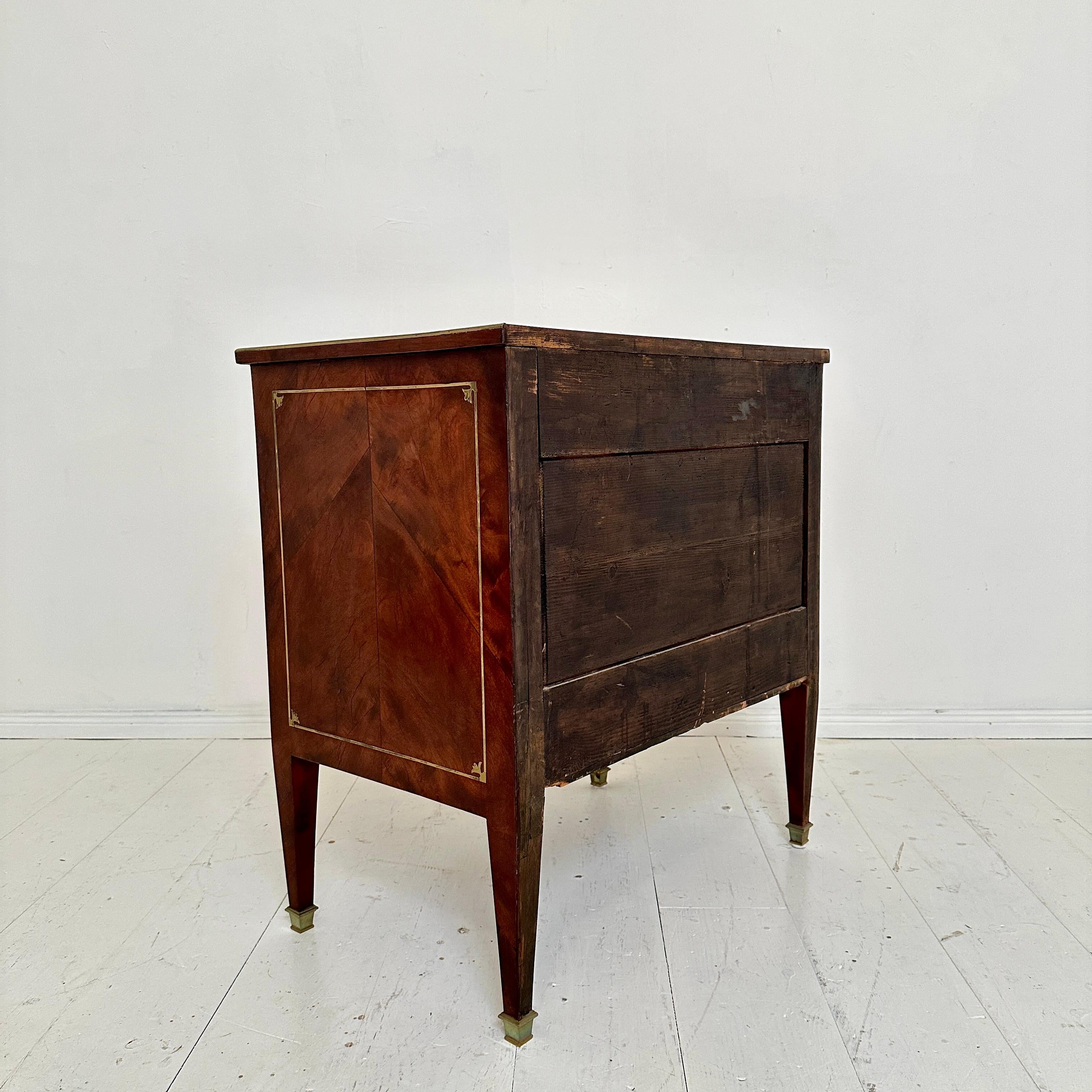 Piccola commode Impero del primo Ottocento con 3 cassetti e gambe affusolate, 1810 in vendita 1