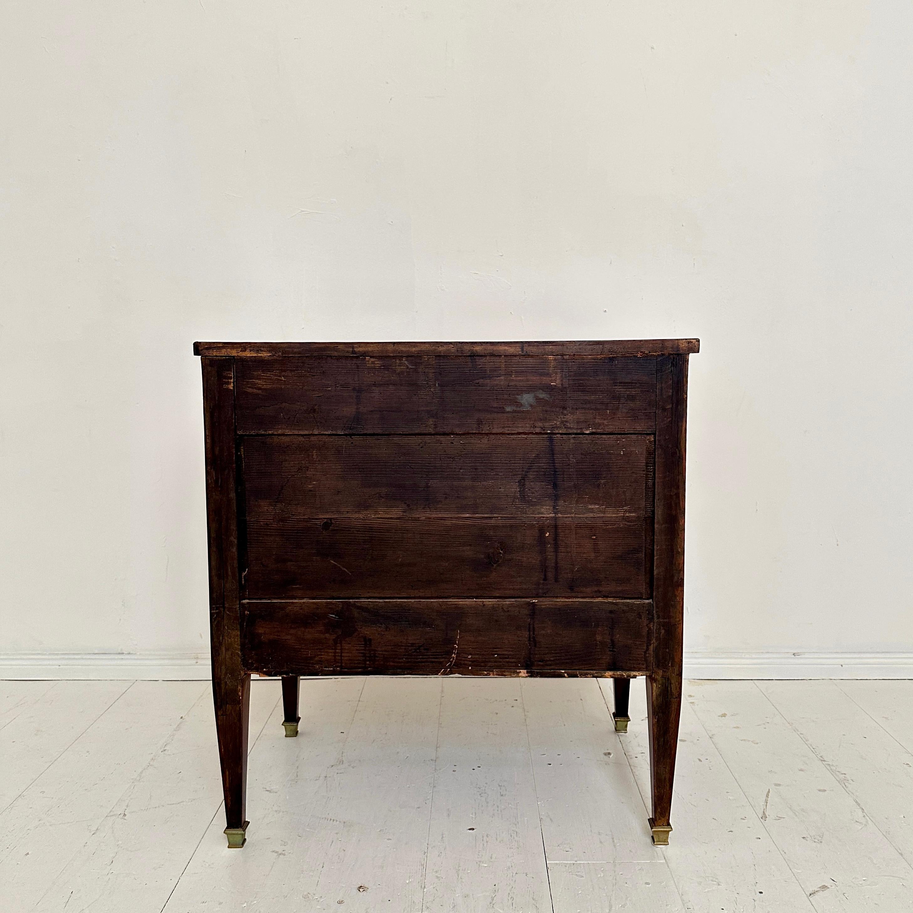 Piccola commode Impero del primo Ottocento con 3 cassetti e gambe affusolate, 1810 in vendita 2