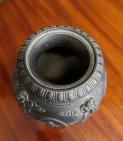 Kleine Wedgwood Balck Basalt Vase aus dem frühen 19. Jahrhundert auf quadratischem Sockel