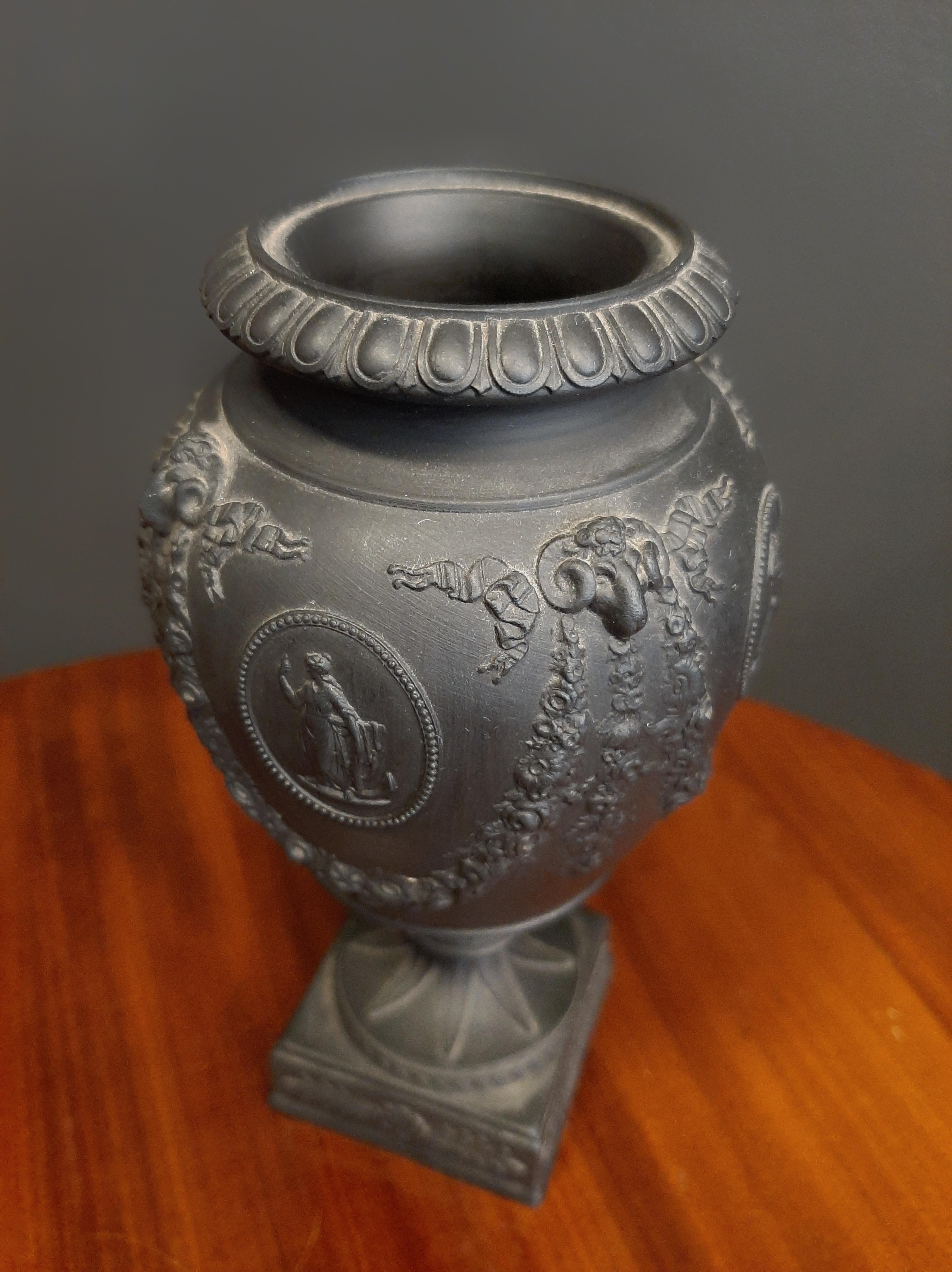 Neoclassico Piccolo vaso in basalto Balck di Wedgwood dell'inizio del XIX secolo su base quadrata in vendita