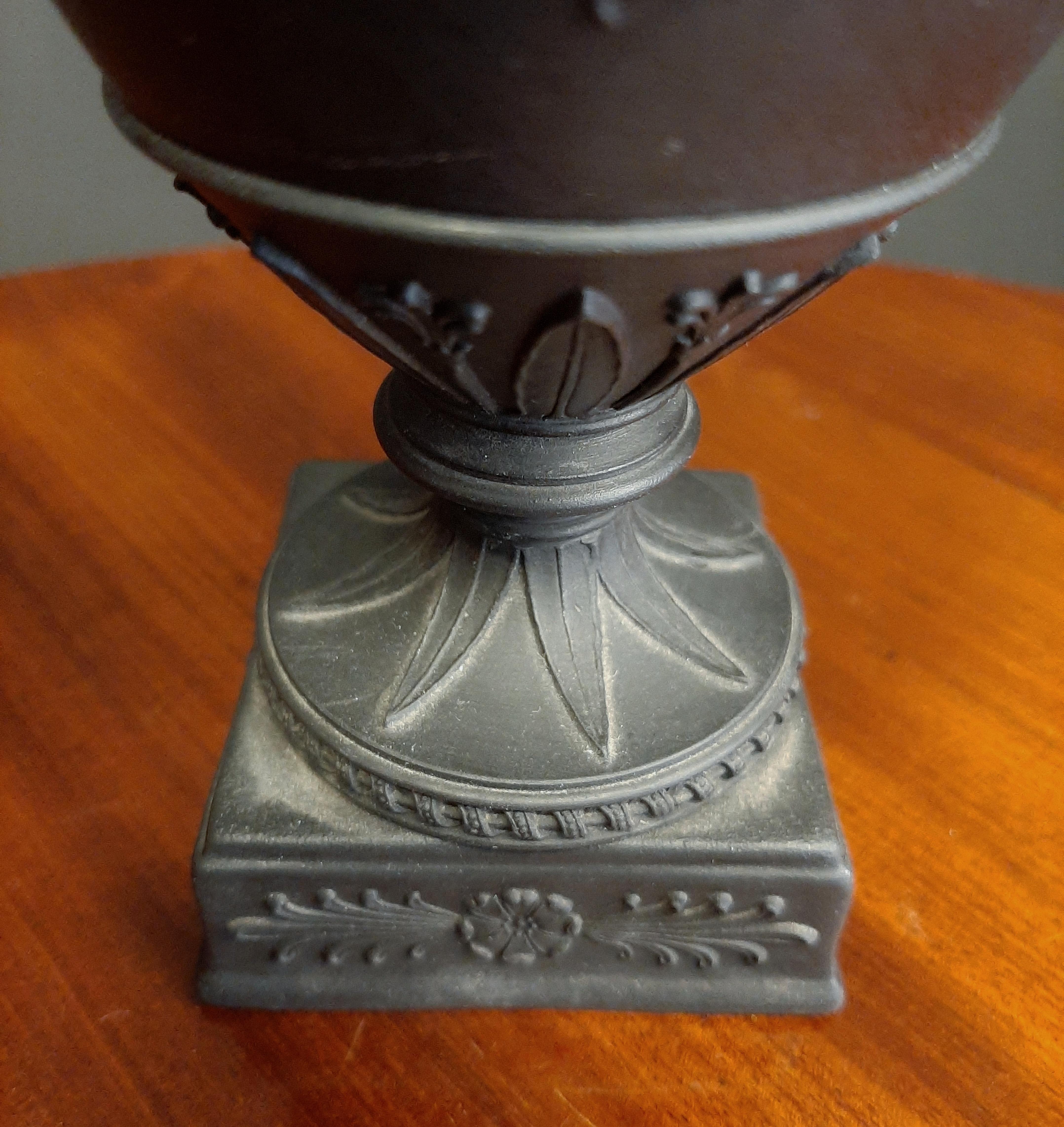 Inglese Piccolo vaso in basalto Balck di Wedgwood dell'inizio del XIX secolo su base quadrata in vendita