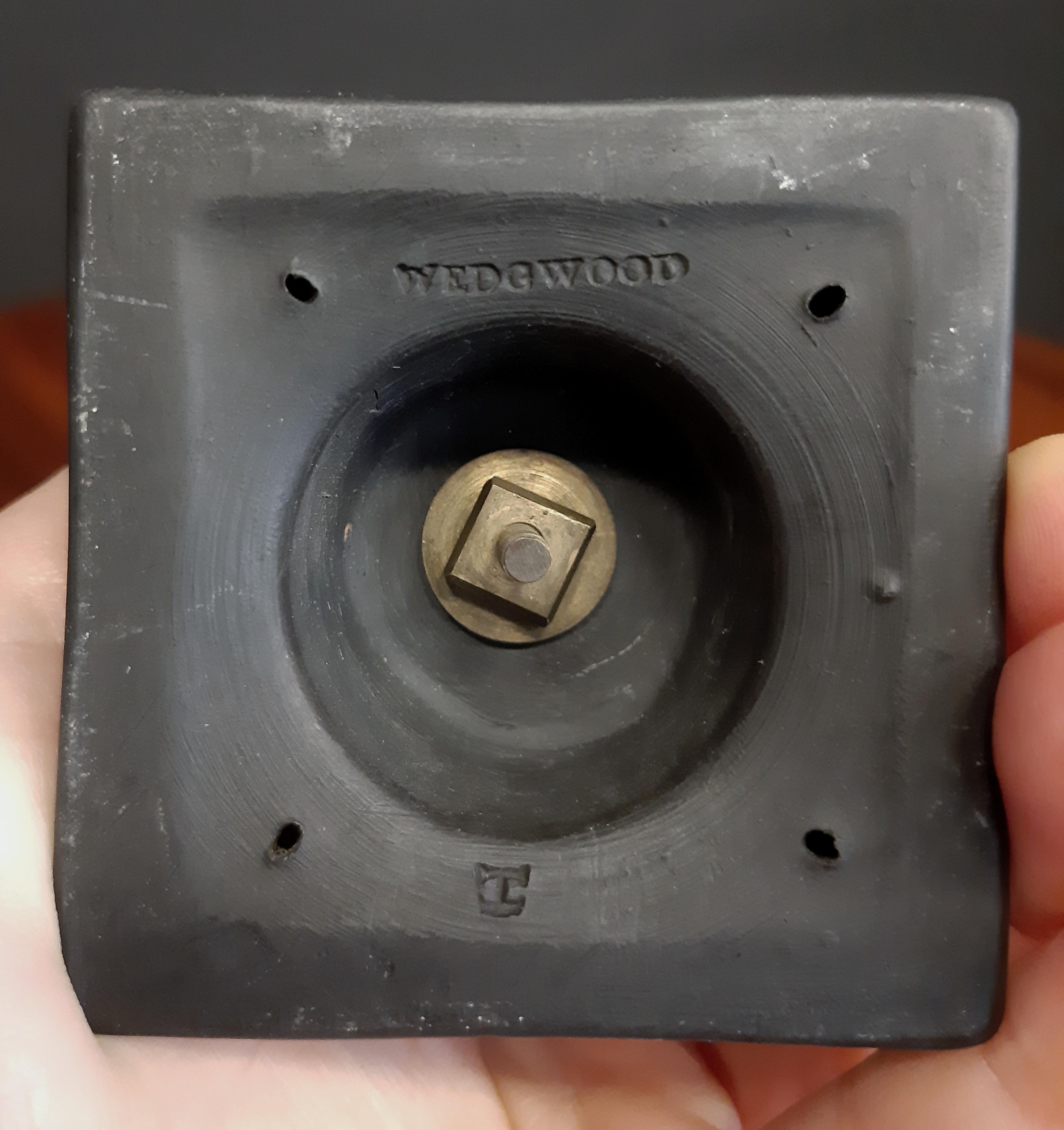 Non smaltato Piccolo vaso in basalto Balck di Wedgwood dell'inizio del XIX secolo su base quadrata in vendita