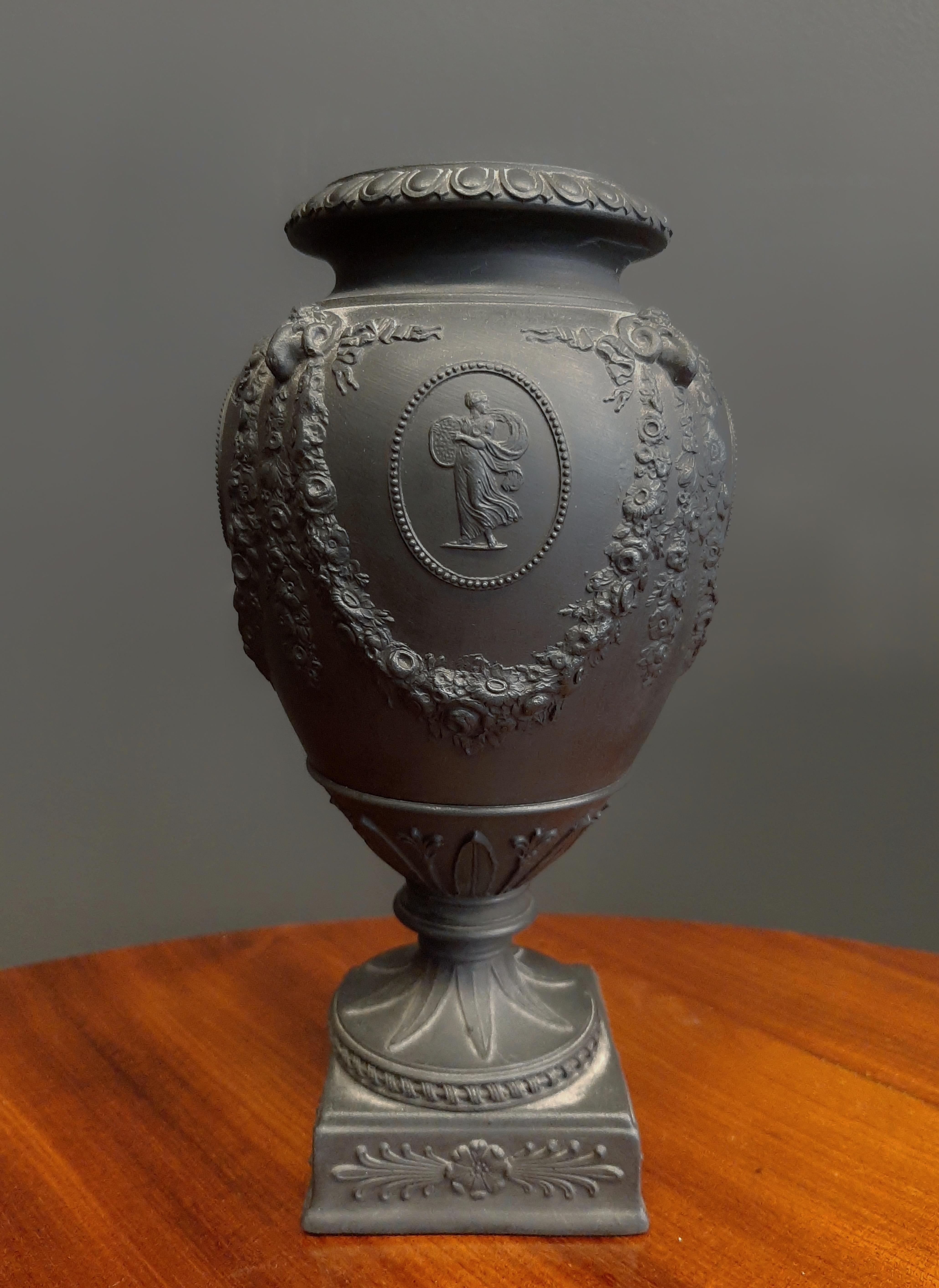 Piccolo vaso in basalto Balck di Wedgwood dell'inizio del XIX secolo su base quadrata In condizioni buone in vendita a Dresden, DE