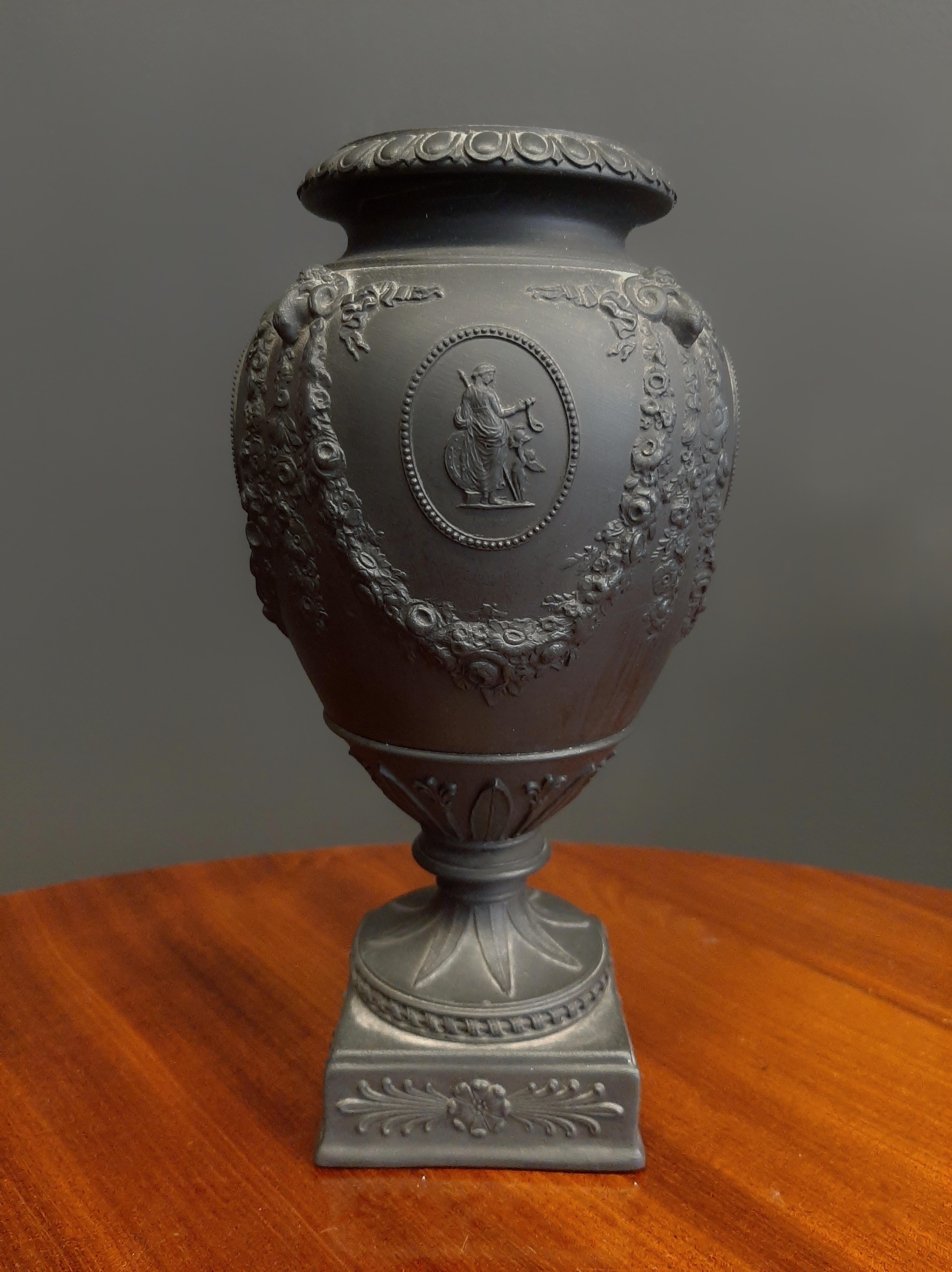 Grès porcellanato Piccolo vaso in basalto Balck di Wedgwood dell'inizio del XIX secolo su base quadrata in vendita