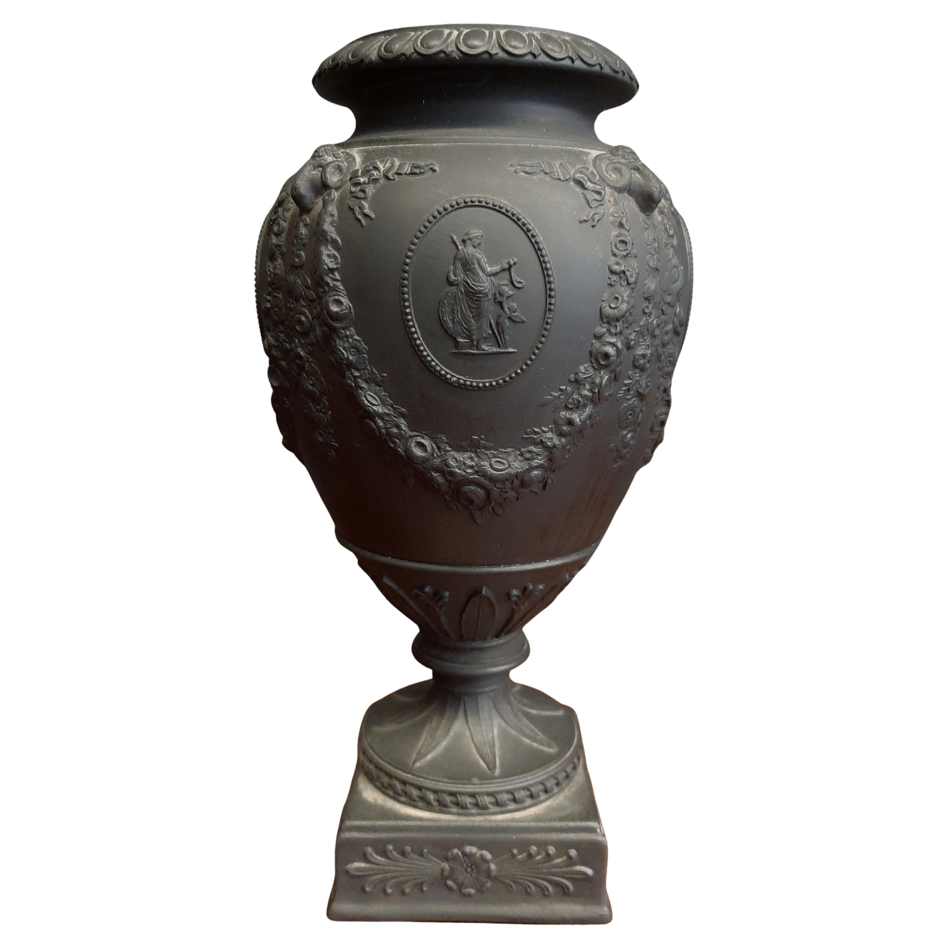 Piccolo vaso in basalto Balck di Wedgwood dell'inizio del XIX secolo su base quadrata in vendita