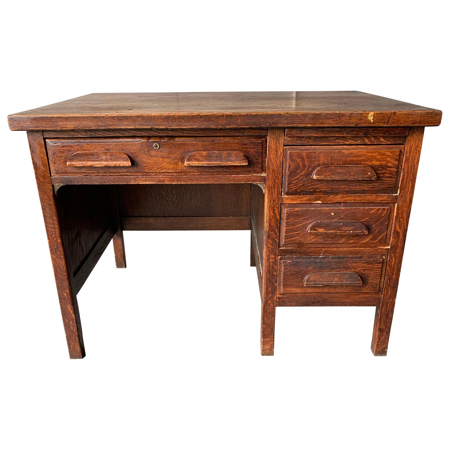 Small Early 20th Century American 3-Drawer Office Desk In Good Condition In Haddonfield, NJ
