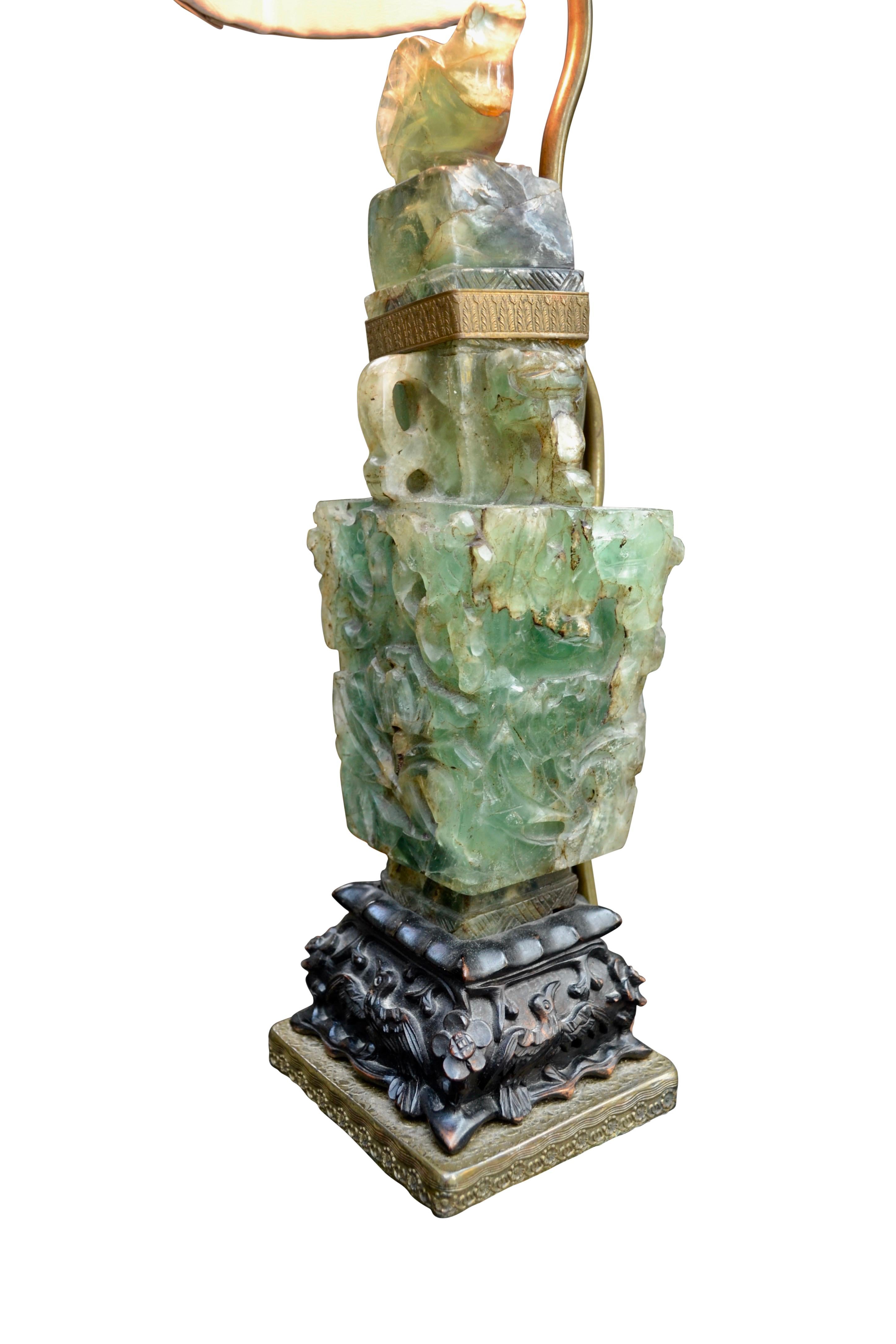 20ième siècle Petite lampe chinoise du début du 20e siècle en quartz vert avec un fleuron en jade en vente