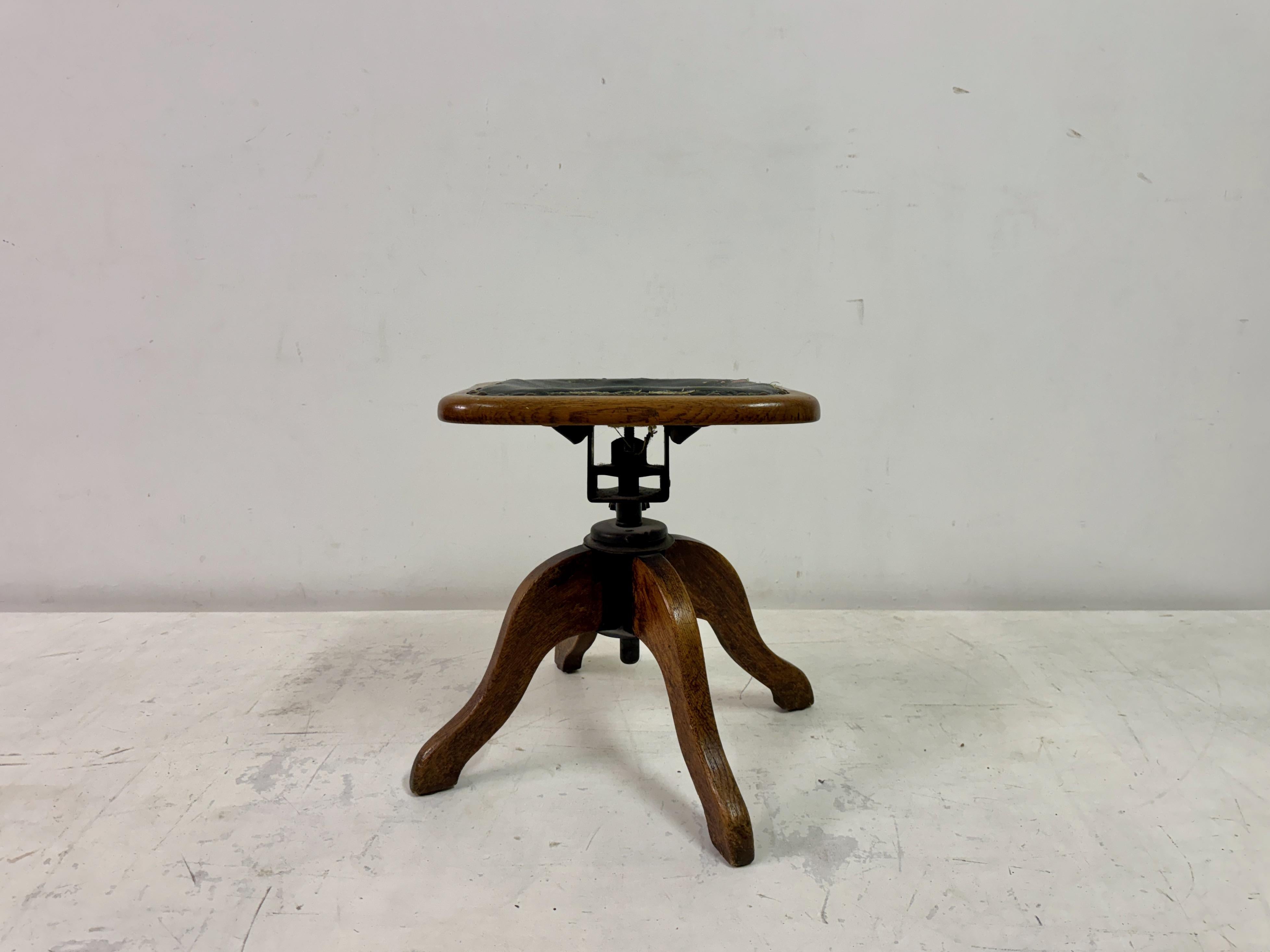 Tabouret pivotant du début du 20e siècle

Voici un charmant tabouret d'ingénieur pivotant vintage, doté d'un design robuste et fonctionnel. Le tabouret est fabriqué en chêne avec une patine riche et chaude qui met en valeur son âge et son