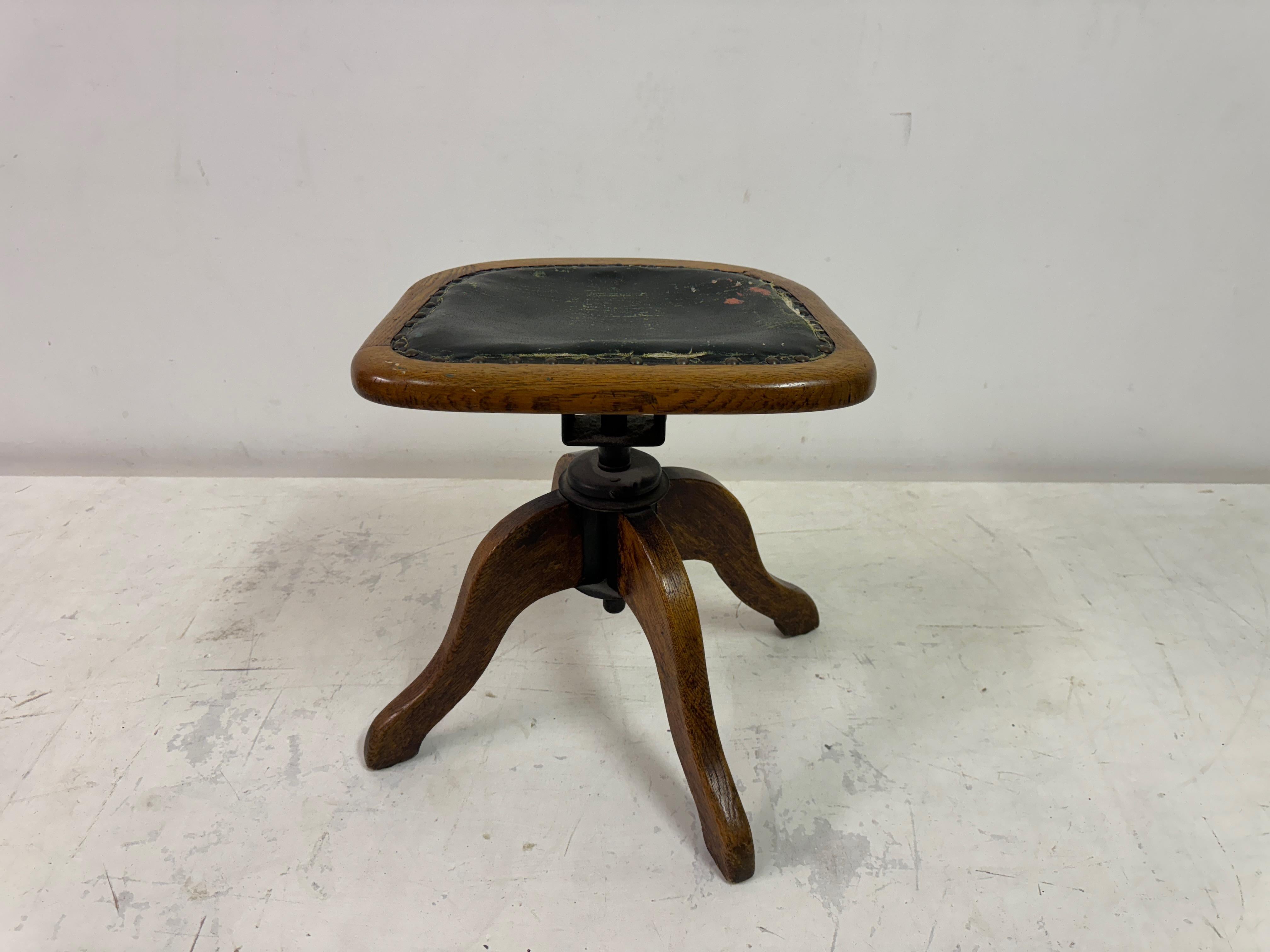 Industriel Petit tabouret pivotant industriel du début du 20e siècle en vente