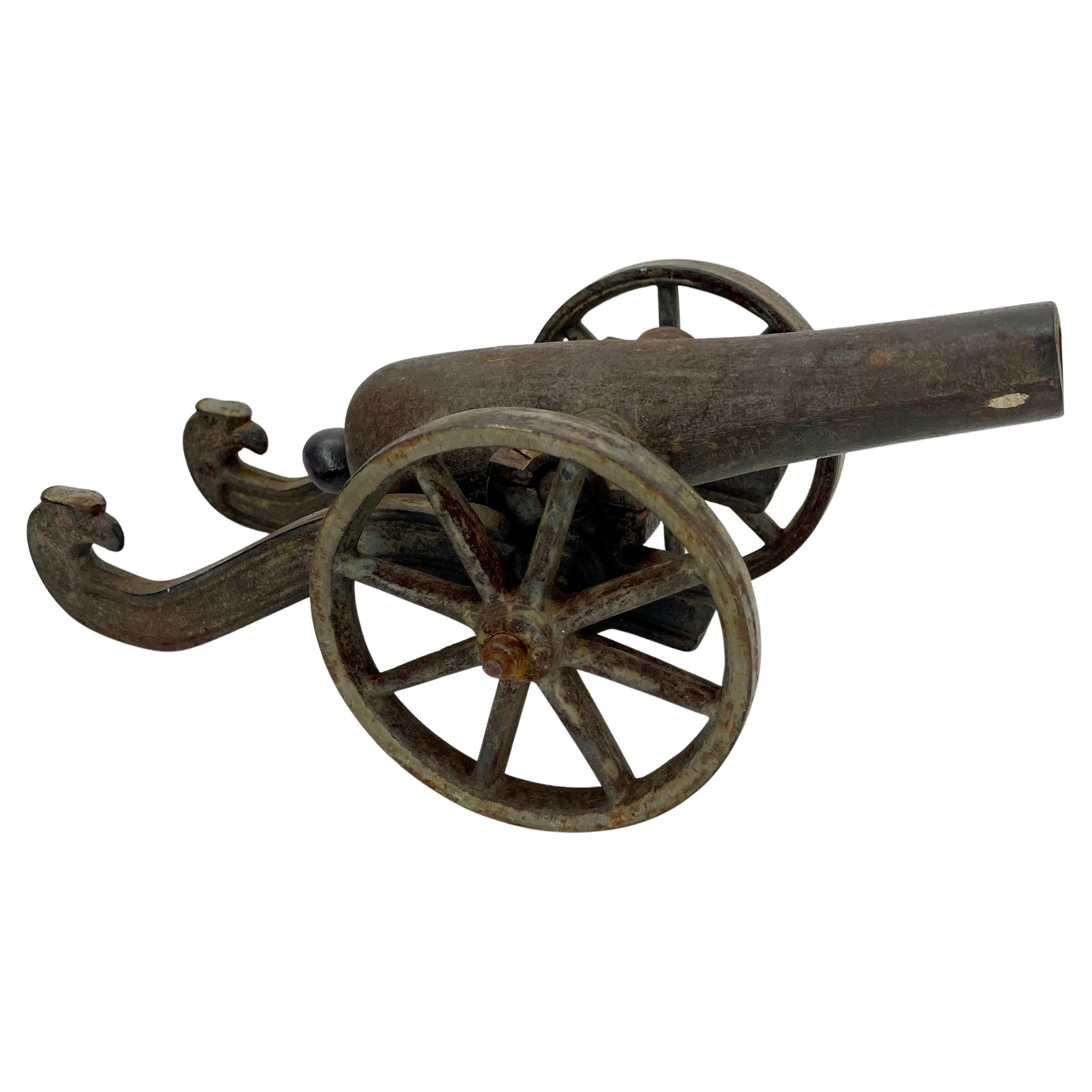 Petit accessoire de bureau canon en fer du début du 20e siècle avec décoration de tête d'aigle en vente 2