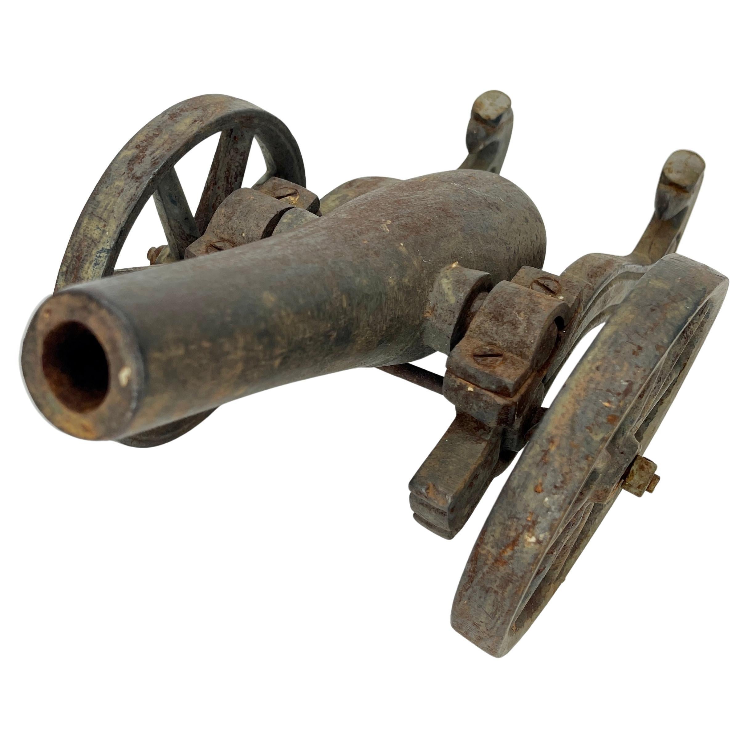Petit accessoire de bureau canon en fer du début du 20e siècle avec décoration de tête d'aigle en vente 3