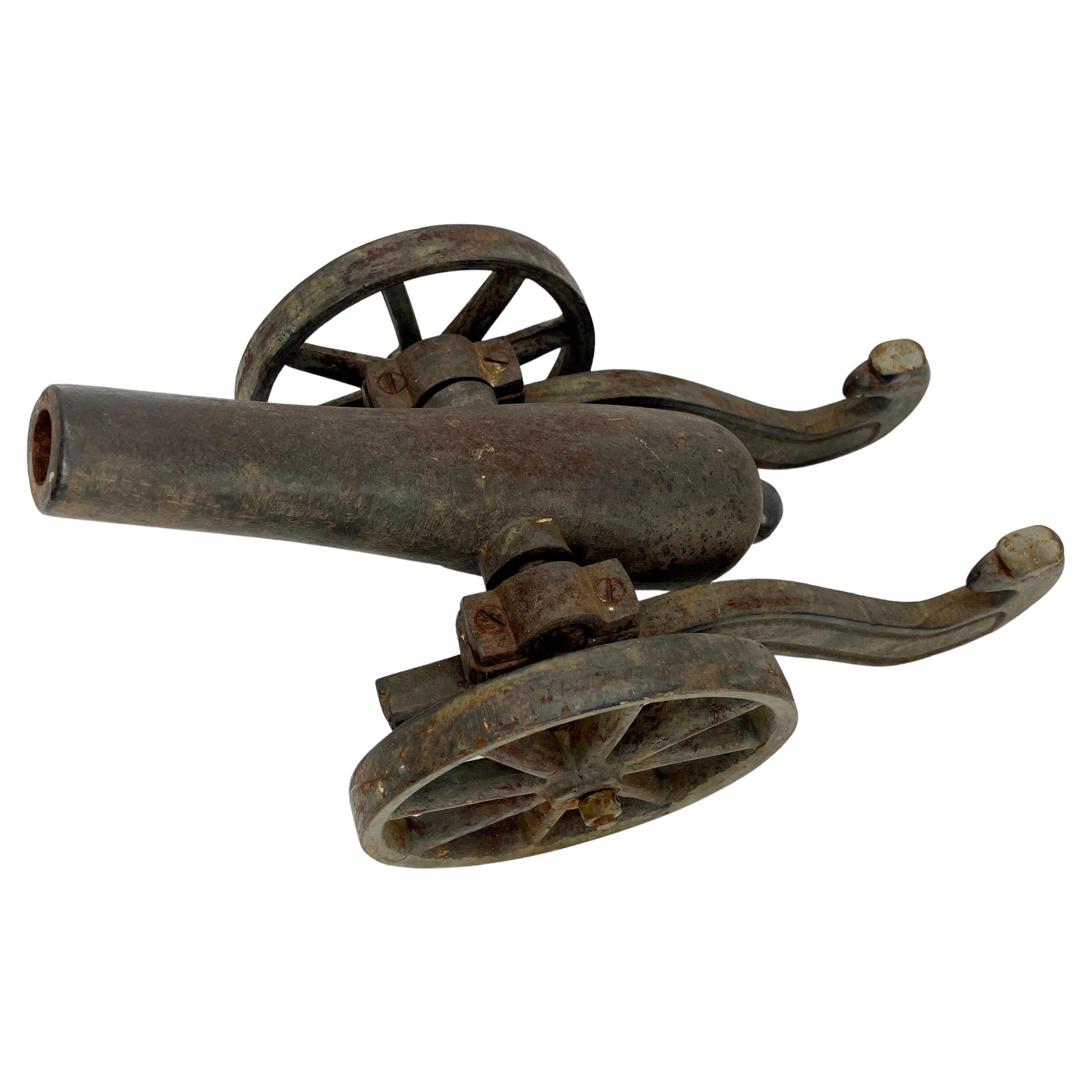 Petit accessoire de bureau canon en fer du début du 20e siècle avec décoration de tête d'aigle en vente 4