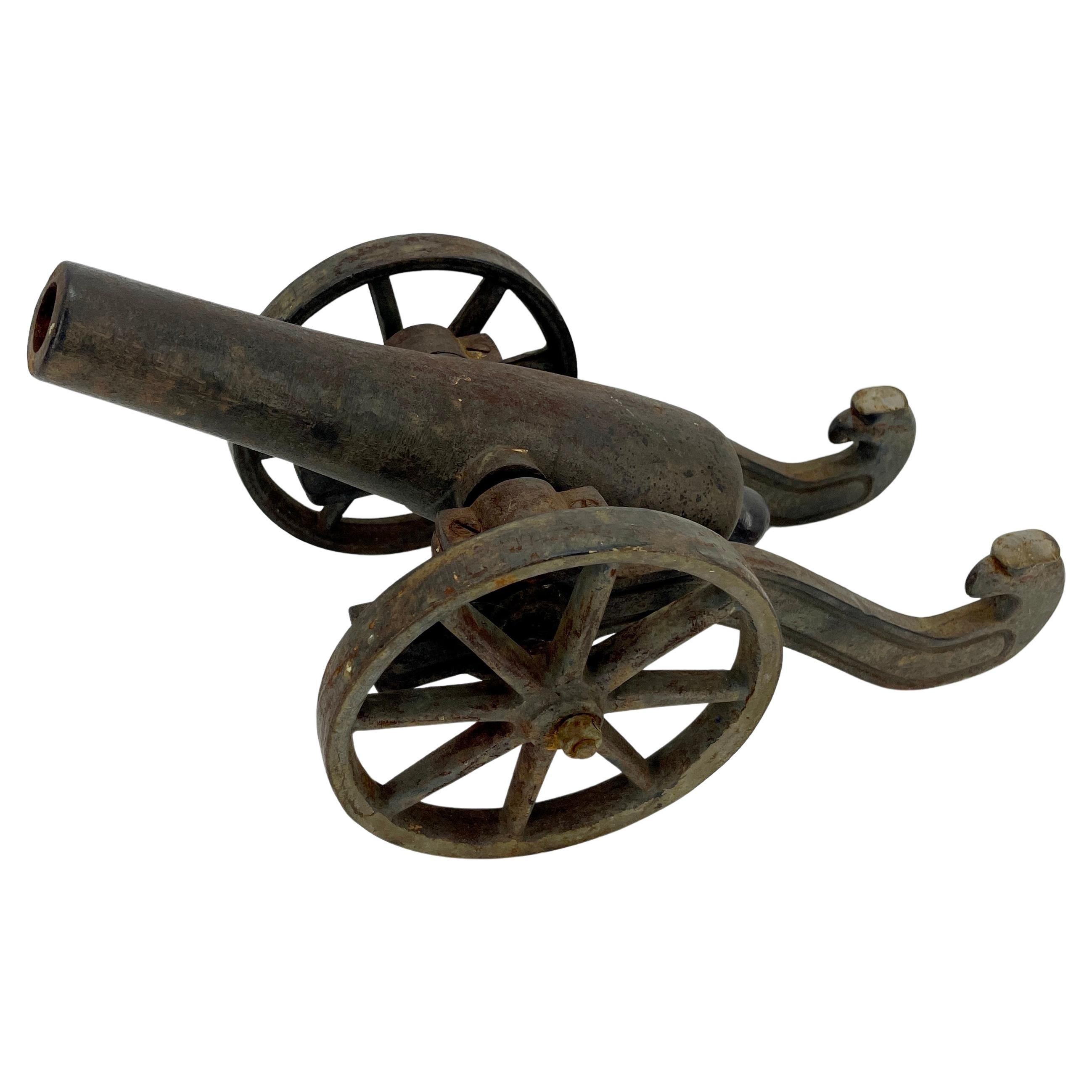 Petit accessoire de bureau canon en fer du début du 20e siècle avec décoration de tête d'aigle en vente 5