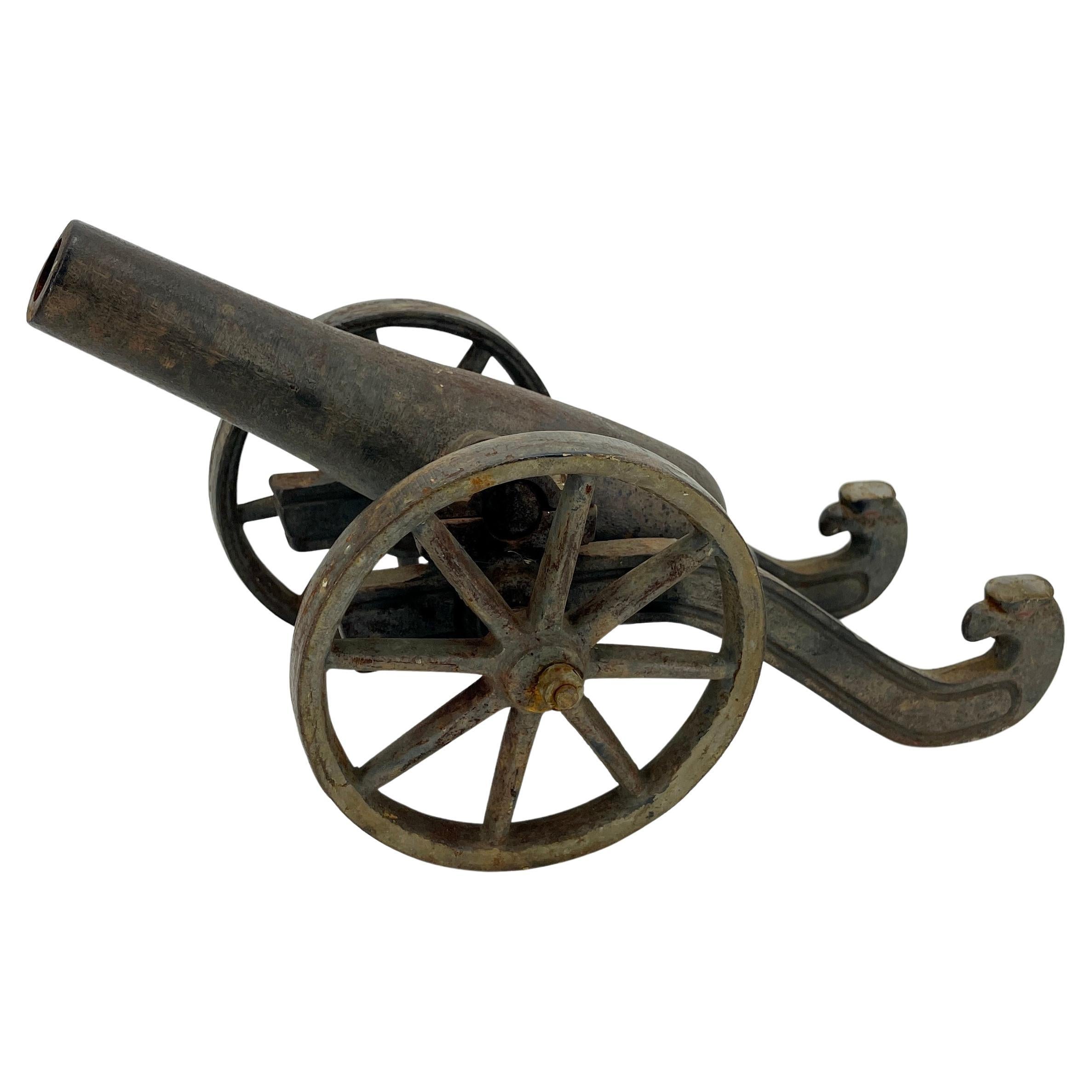 Américain Petit accessoire de bureau canon en fer du début du 20e siècle avec décoration de tête d'aigle en vente