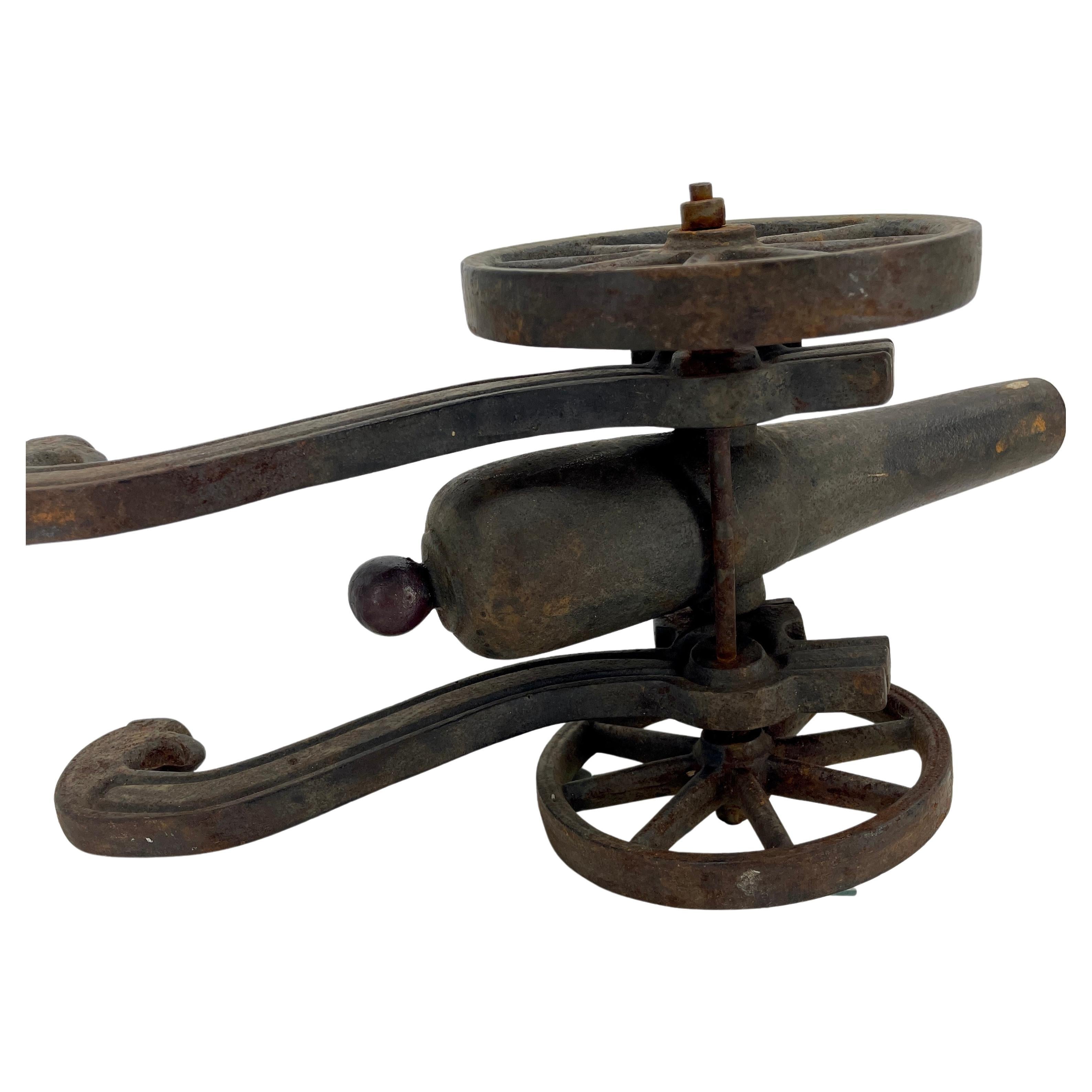 Moulage Petit accessoire de bureau canon en fer du début du 20e siècle avec décoration de tête d'aigle en vente