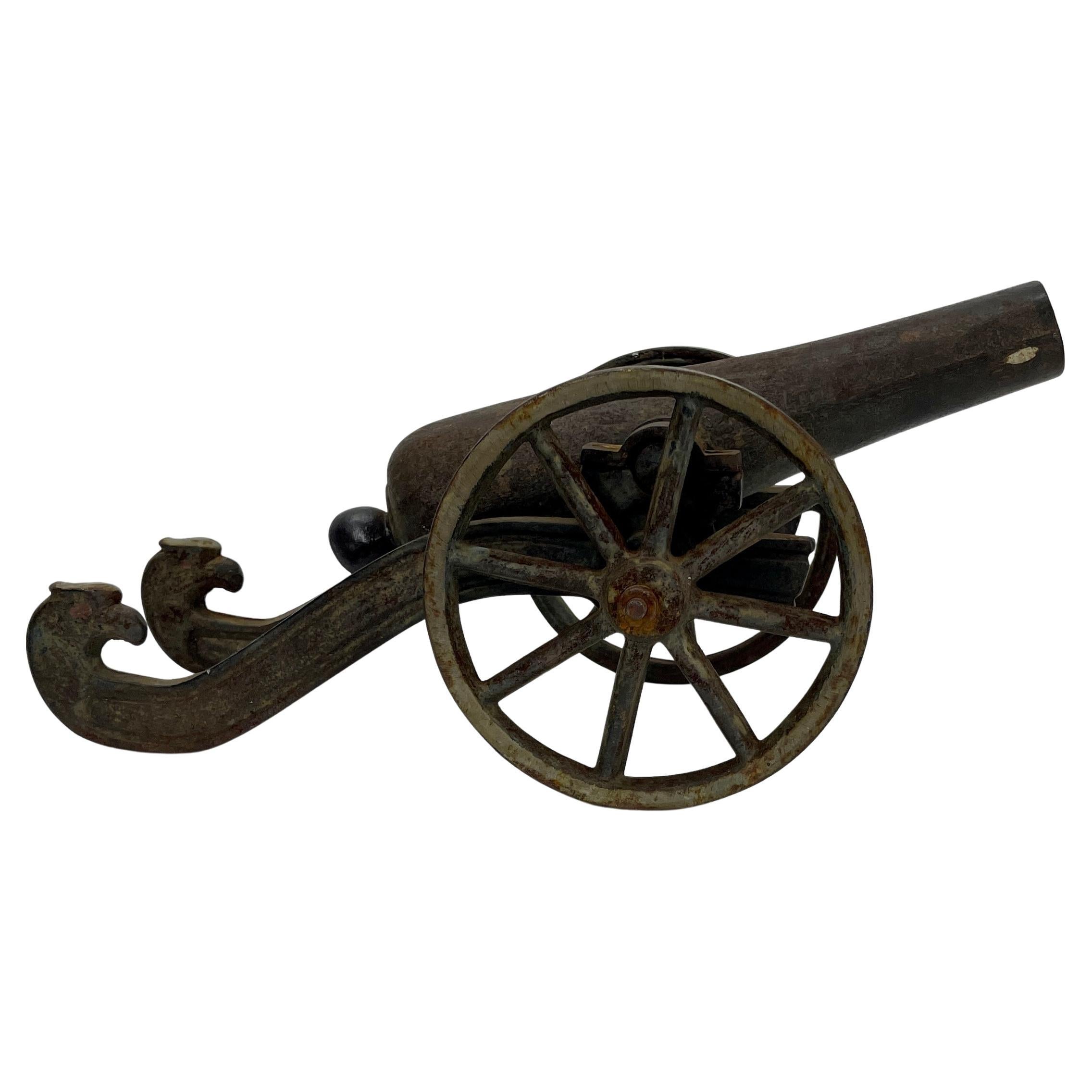 Fer Petit accessoire de bureau canon en fer du début du 20e siècle avec décoration de tête d'aigle en vente
