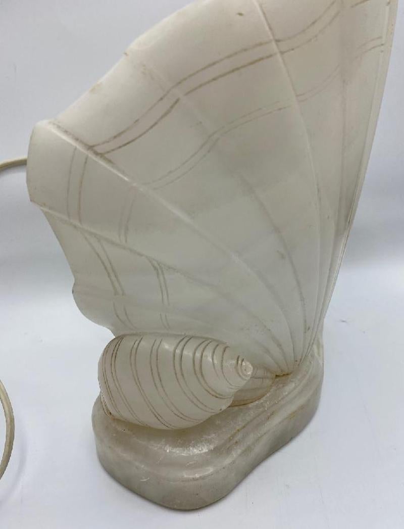 Petite lampe de table Art déco italienne du début du 20e siècle en forme de coquillage en albâtre
Italie, vers les années 1920. Mesures : 10