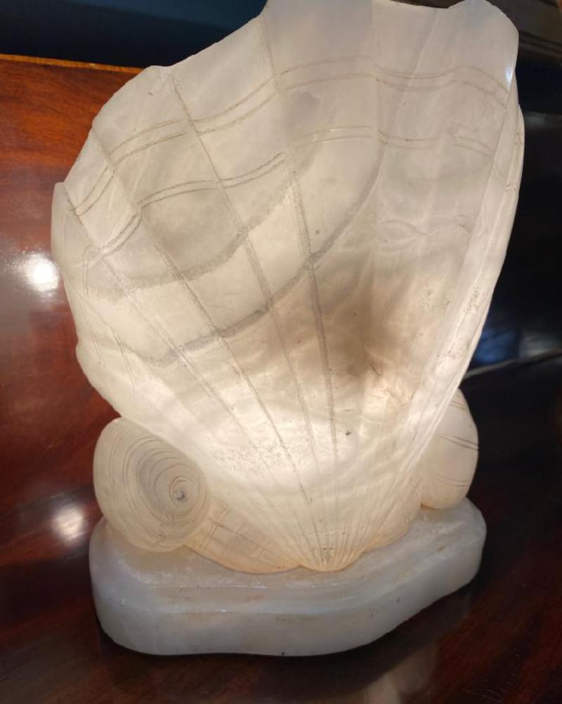 Small Early 20th Century Italian Art Deco Alabaster Shell Shaped Table Lamp For Sale 4