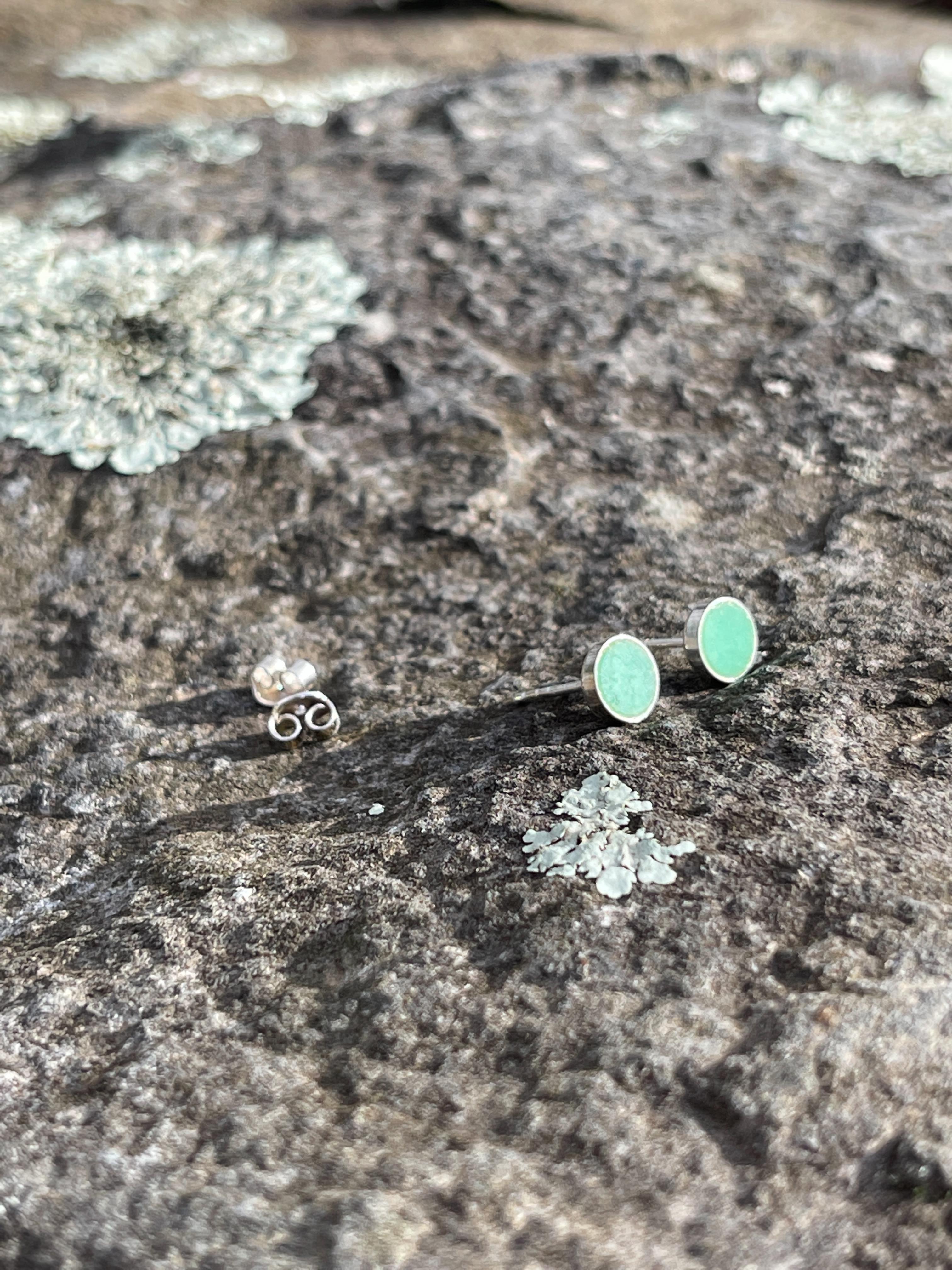 Our silver earrings with the stone of energising turquoise shade is made for you if you love subtle yet eye-catching accessories. Wear it to add a splash of colour to any of your outfits.
The earrings are adorned with chrysoprase, stone that