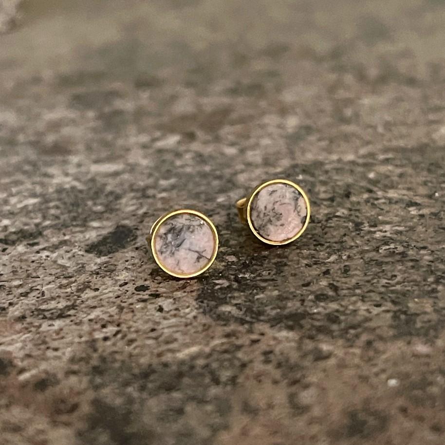 Our small gold stud earrings are made for you if you're looking for subtle jewellery. You'll love them for their beautiful powder pink colour with a touch of grey. They are also very comfortable to wear. 
The stone that adorns the earrings is