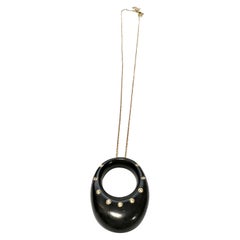 Petit pendentif ovale en ébène avec trou, diamants et chaîne en or jaune 18 carats