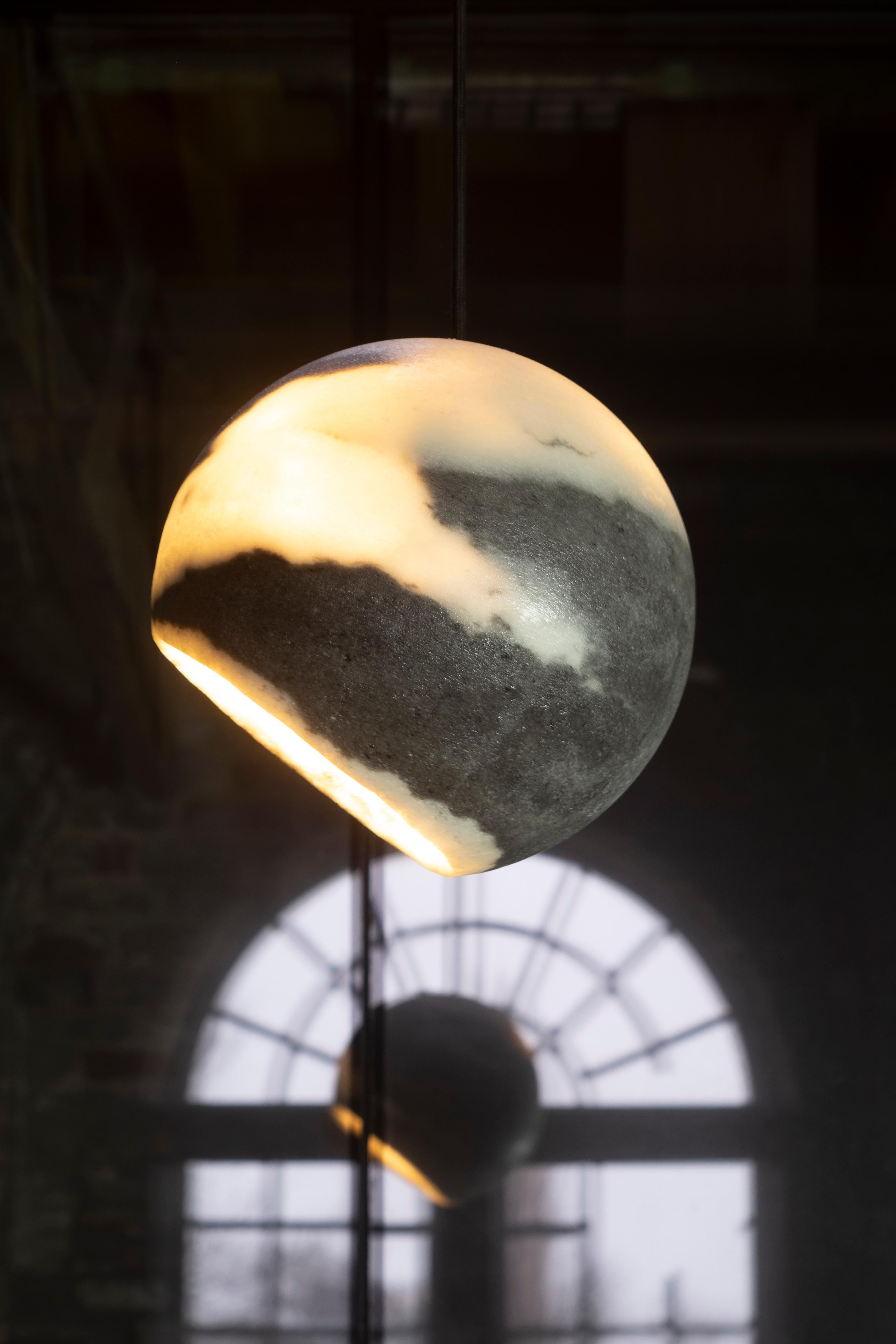 Marbre Petite lampe Eclipse de Roxane Lahidji en vente