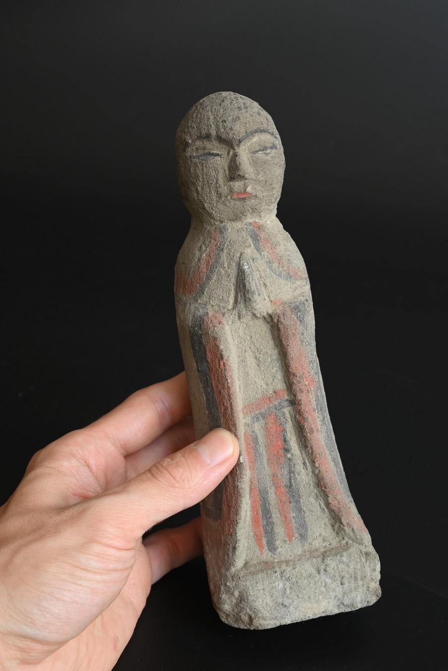 Si tratta di una piccola statua in pietra che si ritiene sia stata realizzata in Giappone durante il periodo Edo. Veniva collocato agli incroci, agli ingressi dei villaggi o lungo i sentieri di montagna per pregare per la sicurezza dei viaggiatori,
